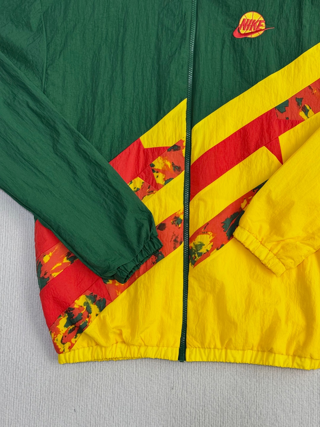 正品保真 nike throwback 运动外套梭织夹克
外层拼接设计，梭织面料 内里有网衬，拼接扎染工艺；宽松版型

尺码smlxlxxl

s肩宽54胸围112衣长69适合120斤以下

m肩宽56胸围116衣长71适合120-140斤左右

l肩宽58胸围120衣长72适合140-160斤左右

xl肩宽60胸围124衣长74适合160-180斤左右

xxl肩宽62胸围128衣长76适合180-200斤左右