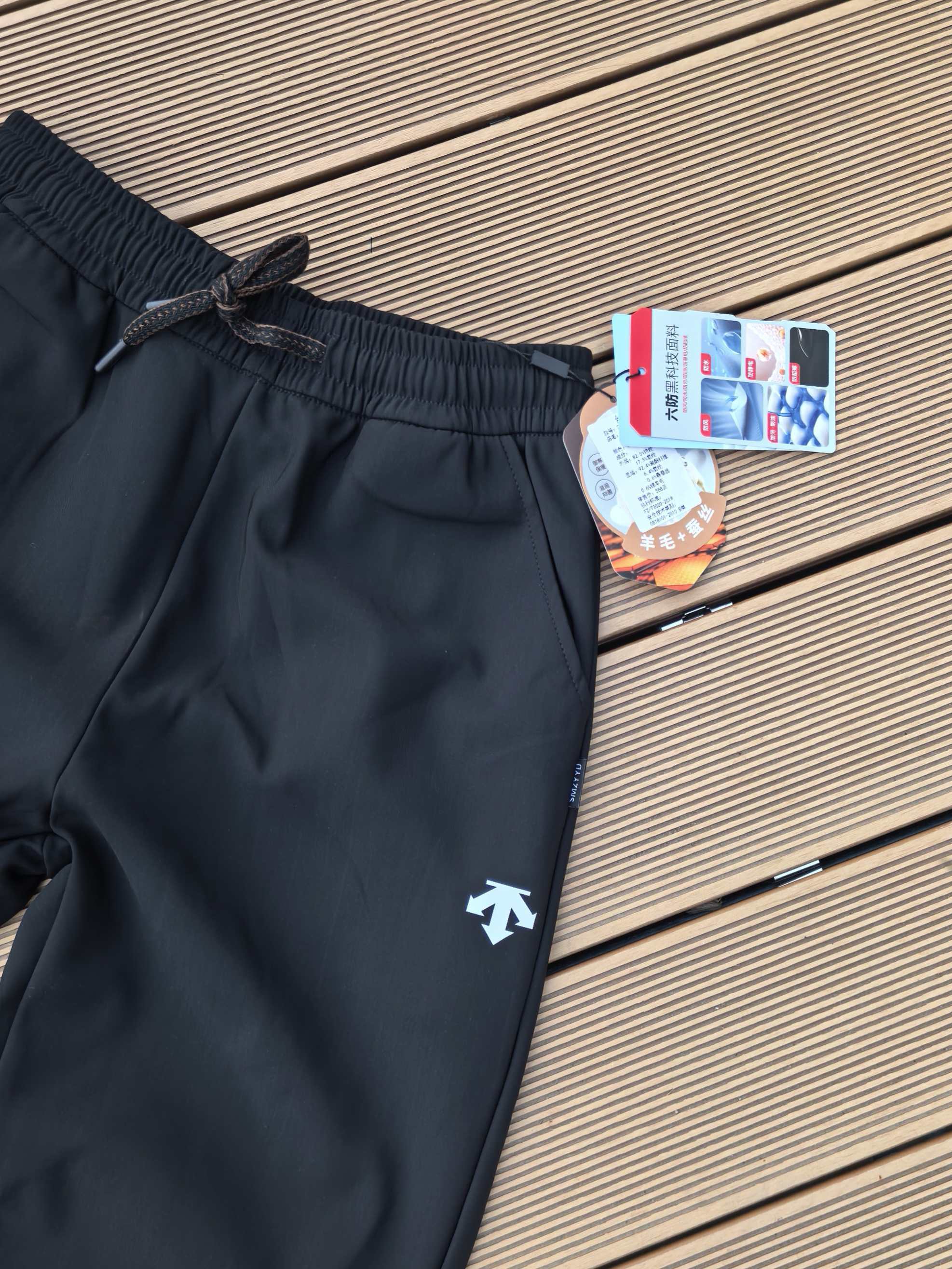 99💰(编号021)
特价福利款🉐⚠️有码换码一次,没码不退不换
秋冬加绒款!箭头家石墨烯发热纤维dst 白标直筒裤加绒 石墨烯加绒裤
面料防水防油防划!!送人自用都是很好的选择
松紧弹力可调节腰围 大腿处黑标logo ,直筒设计 休闲通勤皆可;
尺码 lxlxxl3xl
L腰围66裤长96臀围106适合100-125斤左右
xl腰围68裤长98臀围110适合125-145斤左右
xxl腰围70裤长100臀围114适合145-165斤左右
3xl腰围72裤长102臀围118适合165-190斤左右
4xl 腰围76裤长105臀围123适合190到210斤