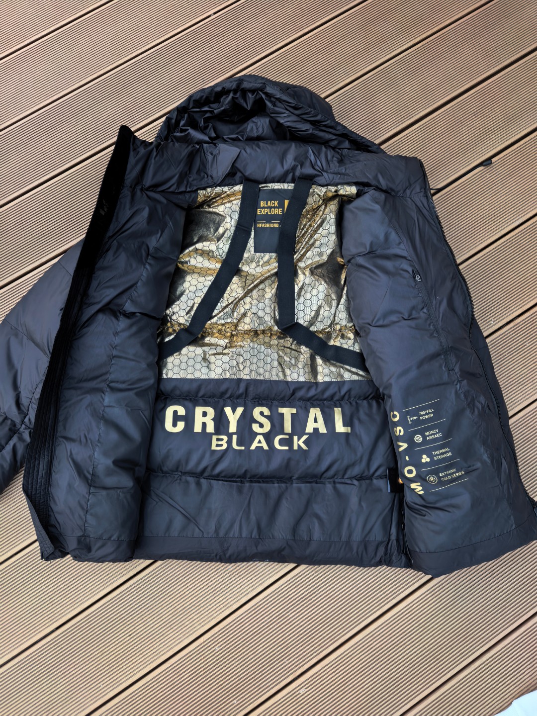 245💰(编号02的)
波司登代工!正品adidas 国标80绒 白鸭绒 男女同款ad中长款黑金羽绒服
80%高含量绒子填充搭配600+蓬松度,将暖意牢牢锁在衣身,即便零下20度的北方寒冬,也能凭一件抵御严寒,堪称行走的"移动暖炉"。更难得的是轻盈无负担,摒弃传统羽绒服的笨重感,抬手转身间尽是自在。防风立领护住脖颈,弹性收口阻隔冷风倒灌,拉链口袋兼具实用与安全,每处细节都藏着贴心考量。
宽松版型对身材包容度十足,搭配运动裤是街头潮
酷范儿,配牛仔裤显休闲随性,甚至与西装裤混
搭也能平衡正式与松弛感。更以部分再生面料
打造,在守护温暖的同时践行环保理念,让每
一次穿着都多一份安心。
这个冬天,无需在温度与风度间妥协,穿
上它,于寒风中保持优雅从容,让每一步
都自带气场。
m胸围106 衣长69 推荐105到120
L胸围110 衣长71推荐120到140
XL胸围115 衣长73 推荐140到160斤
xxl胸围120 衣长75 推荐160到180斤