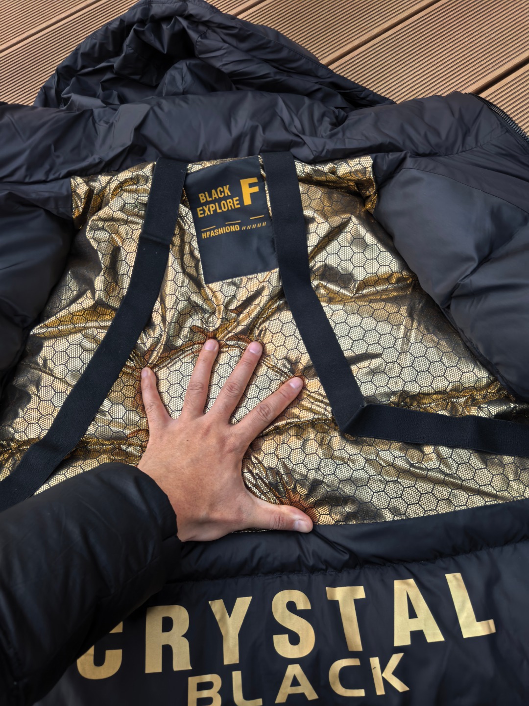 245💰(编号02的)
波司登代工!正品adidas 国标80绒 白鸭绒 男女同款ad中长款黑金羽绒服
80%高含量绒子填充搭配600+蓬松度,将暖意牢牢锁在衣身,即便零下20度的北方寒冬,也能凭一件抵御严寒,堪称行走的"移动暖炉"。更难得的是轻盈无负担,摒弃传统羽绒服的笨重感,抬手转身间尽是自在。防风立领护住脖颈,弹性收口阻隔冷风倒灌,拉链口袋兼具实用与安全,每处细节都藏着贴心考量。
宽松版型对身材包容度十足,搭配运动裤是街头潮
酷范儿,配牛仔裤显休闲随性,甚至与西装裤混
搭也能平衡正式与松弛感。更以部分再生面料
打造,在守护温暖的同时践行环保理念,让每
一次穿着都多一份安心。
这个冬天,无需在温度与风度间妥协,穿
上它,于寒风中保持优雅从容,让每一步
都自带气场。
m胸围106 衣长69 推荐105到120
L胸围110 衣长71推荐120到140
XL胸围115 衣长73 推荐140到160斤
xxl胸围120 衣长75 推荐160到180斤