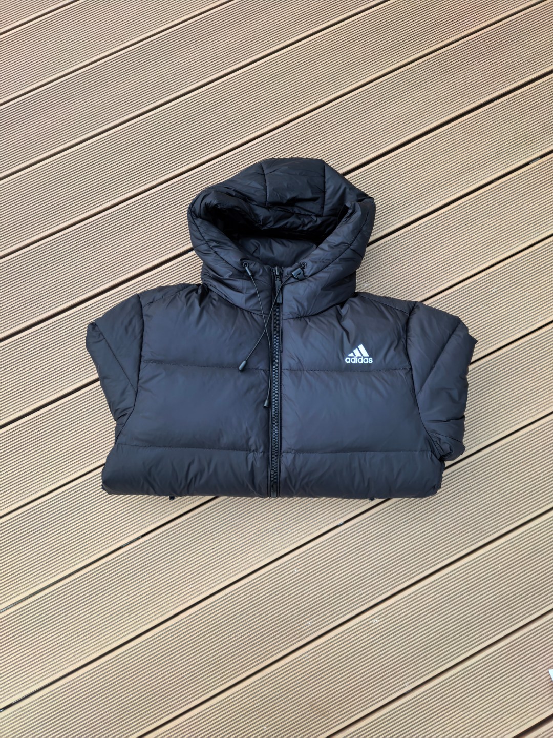 245💰(编号02的)
波司登代工!正品adidas 国标80绒 白鸭绒 男女同款ad中长款黑金羽绒服
80%高含量绒子填充搭配600+蓬松度,将暖意牢牢锁在衣身,即便零下20度的北方寒冬,也能凭一件抵御严寒,堪称行走的"移动暖炉"。更难得的是轻盈无负担,摒弃传统羽绒服的笨重感,抬手转身间尽是自在。防风立领护住脖颈,弹性收口阻隔冷风倒灌,拉链口袋兼具实用与安全,每处细节都藏着贴心考量。
宽松版型对身材包容度十足,搭配运动裤是街头潮
酷范儿,配牛仔裤显休闲随性,甚至与西装裤混
搭也能平衡正式与松弛感。更以部分再生面料
打造,在守护温暖的同时践行环保理念,让每
一次穿着都多一份安心。
这个冬天,无需在温度与风度间妥协,穿
上它,于寒风中保持优雅从容,让每一步
都自带气场。
m胸围106 衣长69 推荐105到120
L胸围110 衣长71推荐120到140
XL胸围115 衣长73 推荐140到160斤
xxl胸围120 衣长75 推荐160到180斤