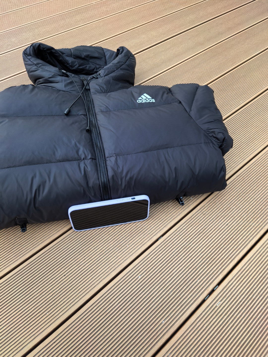 245💰(编号02的)
波司登代工!正品adidas 国标80绒 白鸭绒 男女同款ad中长款黑金羽绒服
80%高含量绒子填充搭配600+蓬松度,将暖意牢牢锁在衣身,即便零下20度的北方寒冬,也能凭一件抵御严寒,堪称行走的"移动暖炉"。更难得的是轻盈无负担,摒弃传统羽绒服的笨重感,抬手转身间尽是自在。防风立领护住脖颈,弹性收口阻隔冷风倒灌,拉链口袋兼具实用与安全,每处细节都藏着贴心考量。
宽松版型对身材包容度十足,搭配运动裤是街头潮
酷范儿,配牛仔裤显休闲随性,甚至与西装裤混
搭也能平衡正式与松弛感。更以部分再生面料
打造,在守护温暖的同时践行环保理念,让每
一次穿着都多一份安心。
这个冬天,无需在温度与风度间妥协,穿
上它,于寒风中保持优雅从容,让每一步
都自带气场。
m胸围106 衣长69 推荐105到120
L胸围110 衣长71推荐120到140
XL胸围115 衣长73 推荐140到160斤
xxl胸围120 衣长75 推荐160到180斤