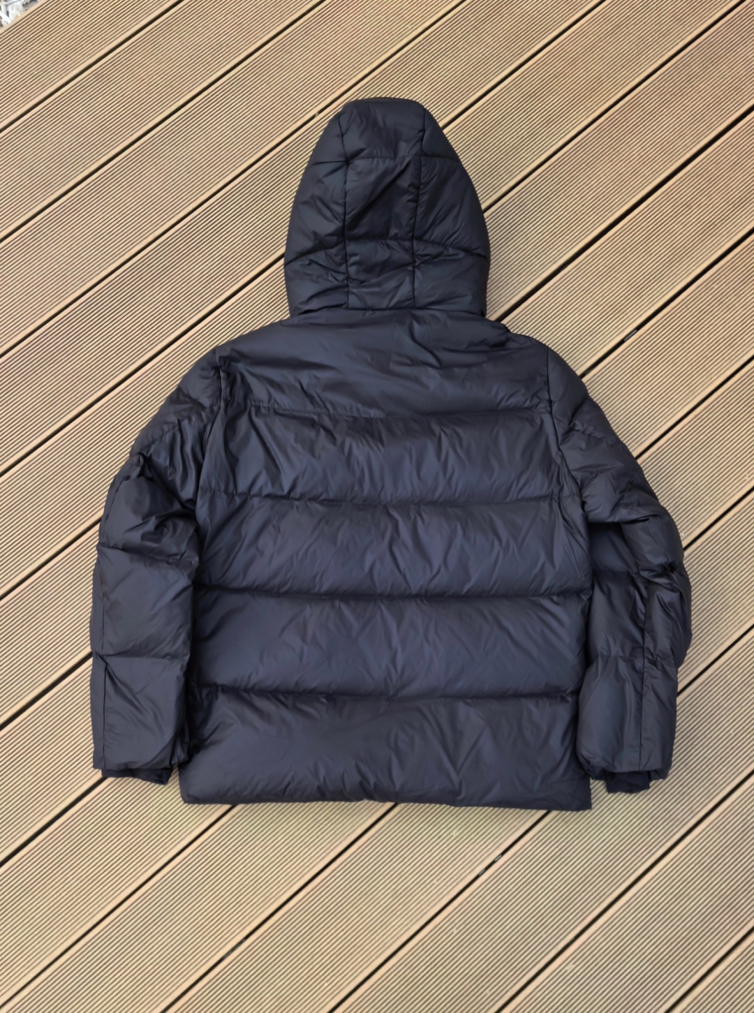 245💰(编号02的)
波司登代工!正品adidas 国标80绒 白鸭绒 男女同款ad中长款黑金羽绒服
80%高含量绒子填充搭配600+蓬松度,将暖意牢牢锁在衣身,即便零下20度的北方寒冬,也能凭一件抵御严寒,堪称行走的"移动暖炉"。更难得的是轻盈无负担,摒弃传统羽绒服的笨重感,抬手转身间尽是自在。防风立领护住脖颈,弹性收口阻隔冷风倒灌,拉链口袋兼具实用与安全,每处细节都藏着贴心考量。
宽松版型对身材包容度十足,搭配运动裤是街头潮
酷范儿,配牛仔裤显休闲随性,甚至与西装裤混
搭也能平衡正式与松弛感。更以部分再生面料
打造,在守护温暖的同时践行环保理念,让每
一次穿着都多一份安心。
这个冬天,无需在温度与风度间妥协,穿
上它,于寒风中保持优雅从容,让每一步
都自带气场。
m胸围106 衣长69 推荐105到120
L胸围110 衣长71推荐120到140
XL胸围115 衣长73 推荐140到160斤
xxl胸围120 衣长75 推荐160到180斤