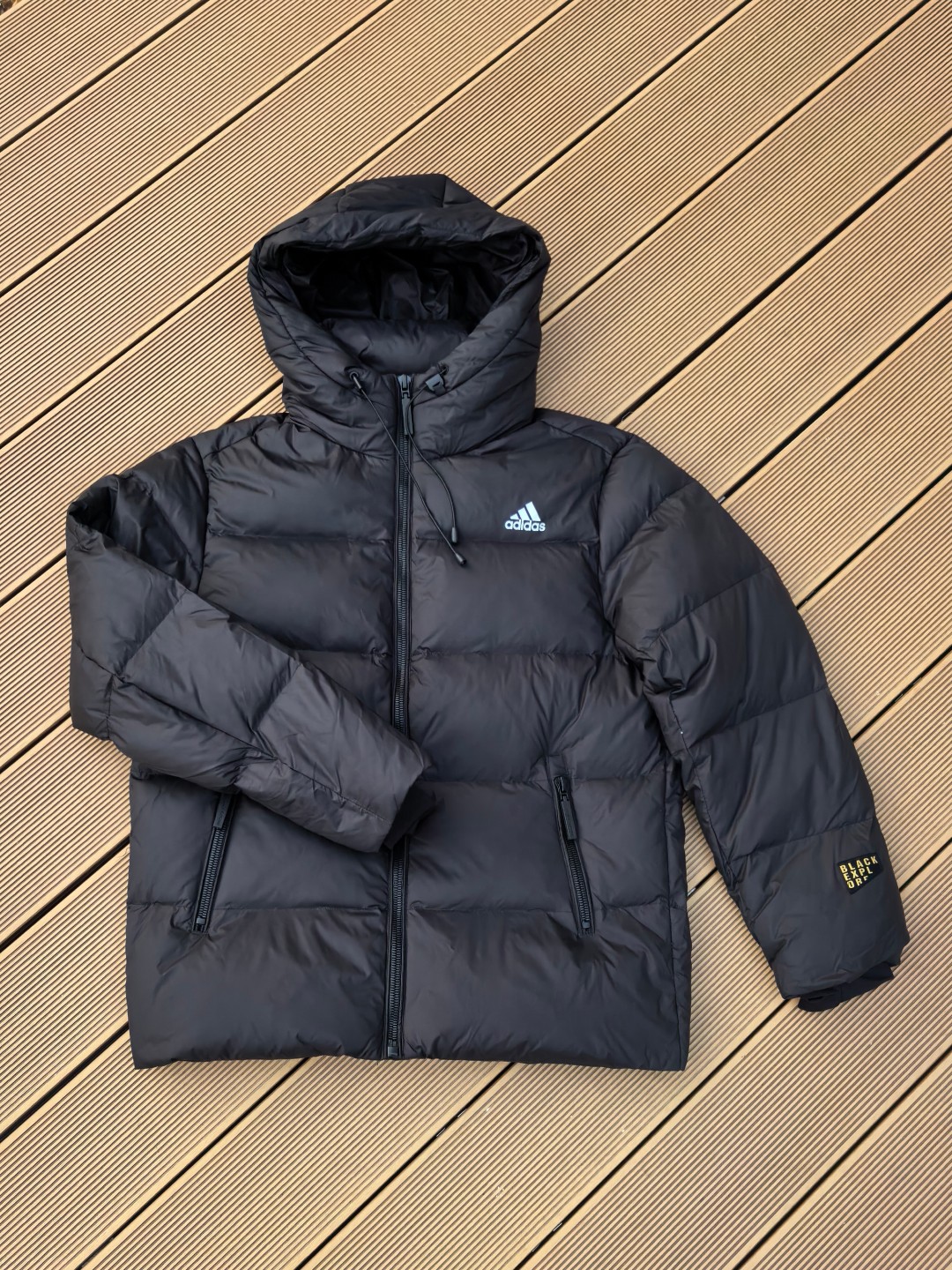 245💰(编号02的)
波司登代工!正品adidas 国标80绒 白鸭绒 男女同款ad中长款黑金羽绒服
80%高含量绒子填充搭配600+蓬松度,将暖意牢牢锁在衣身,即便零下20度的北方寒冬,也能凭一件抵御严寒,堪称行走的"移动暖炉"。更难得的是轻盈无负担,摒弃传统羽绒服的笨重感,抬手转身间尽是自在。防风立领护住脖颈,弹性收口阻隔冷风倒灌,拉链口袋兼具实用与安全,每处细节都藏着贴心考量。
宽松版型对身材包容度十足,搭配运动裤是街头潮
酷范儿,配牛仔裤显休闲随性,甚至与西装裤混
搭也能平衡正式与松弛感。更以部分再生面料
打造,在守护温暖的同时践行环保理念,让每
一次穿着都多一份安心。
这个冬天,无需在温度与风度间妥协,穿
上它,于寒风中保持优雅从容,让每一步
都自带气场。
m胸围106 衣长69 推荐105到120
L胸围110 衣长71推荐120到140
XL胸围115 衣长73 推荐140到160斤
xxl胸围120 衣长75 推荐160到180斤