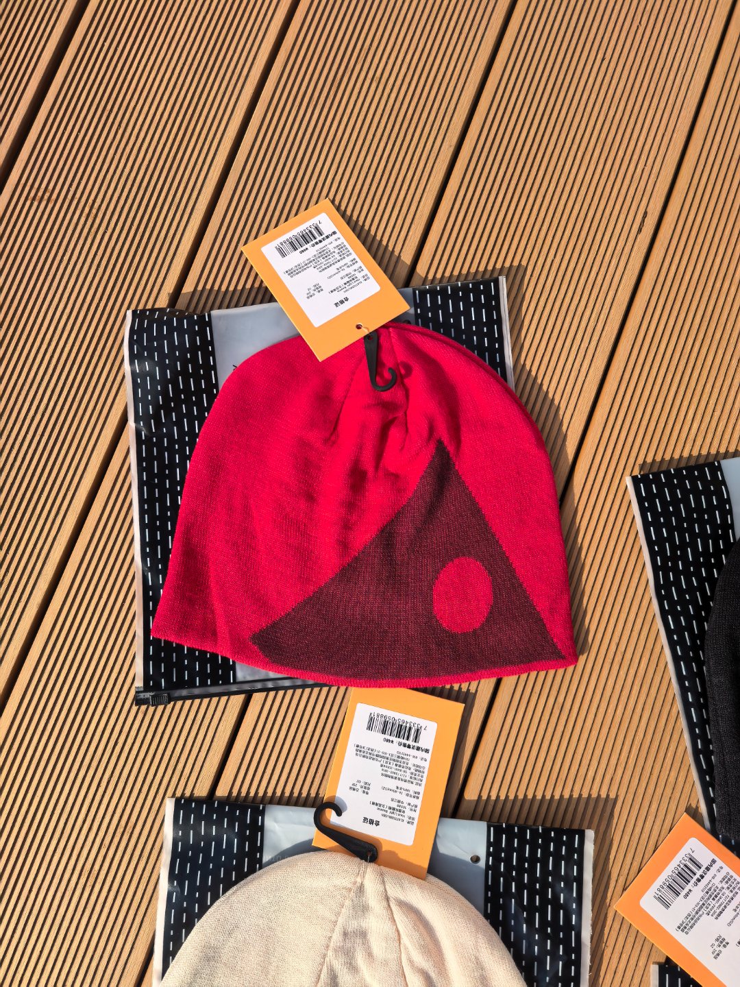 新品攀山鼠户外轻量针织帽保暖帽冷帽
简单刺绣logo,

100%GWS认证的美利诺羊毛制成防透气吸湿排汗日常佩戴或者户外徒步探险运动

轻便保暖透气性好！


颜色 黑色 蓝色 红色 卡其色