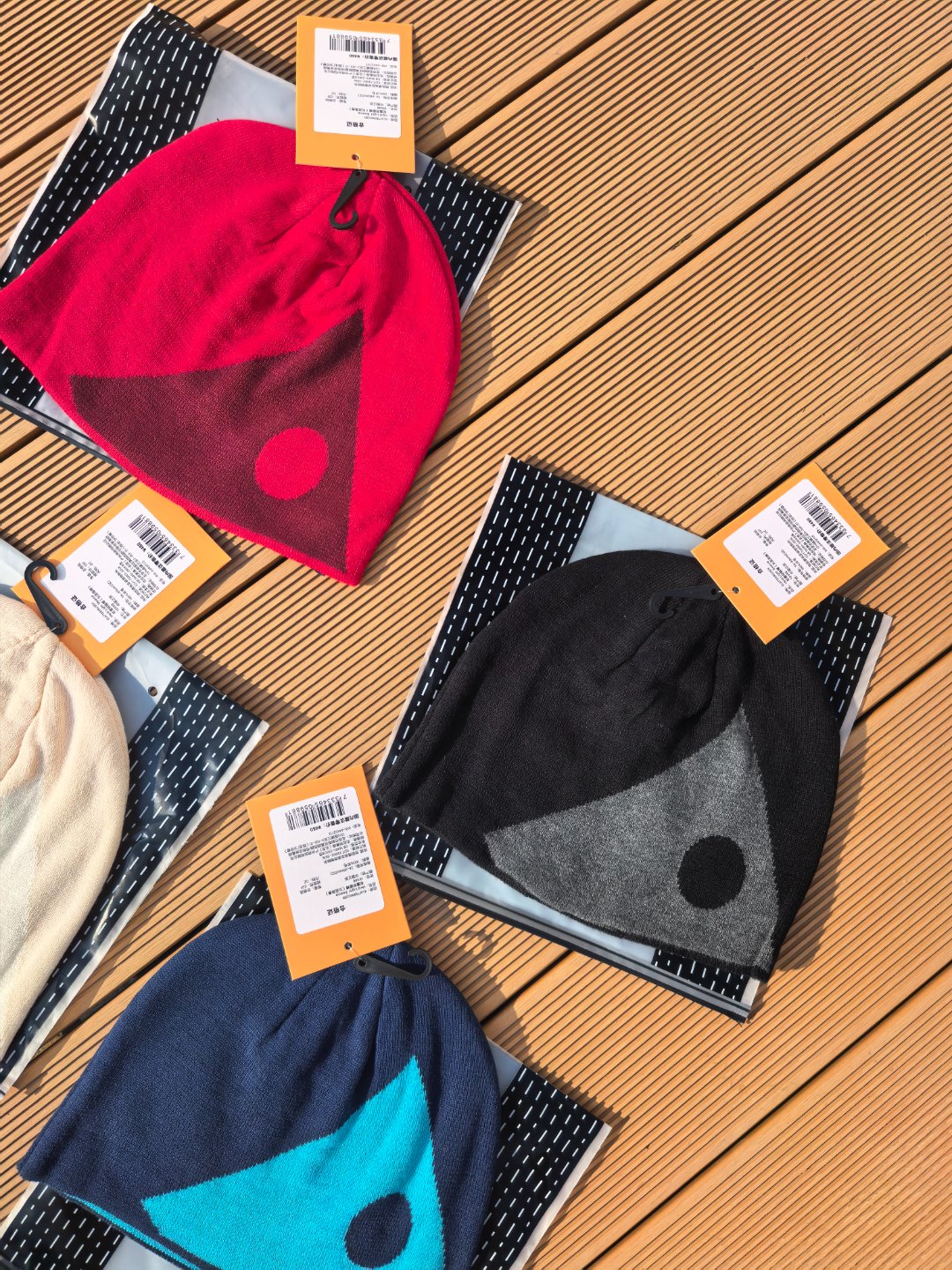 新品攀山鼠户外轻量针织帽保暖帽冷帽
简单刺绣logo,

100%GWS认证的美利诺羊毛制成防透气吸湿排汗日常佩戴或者户外徒步探险运动

轻便保暖透气性好！


颜色 黑色 蓝色 红色 卡其色