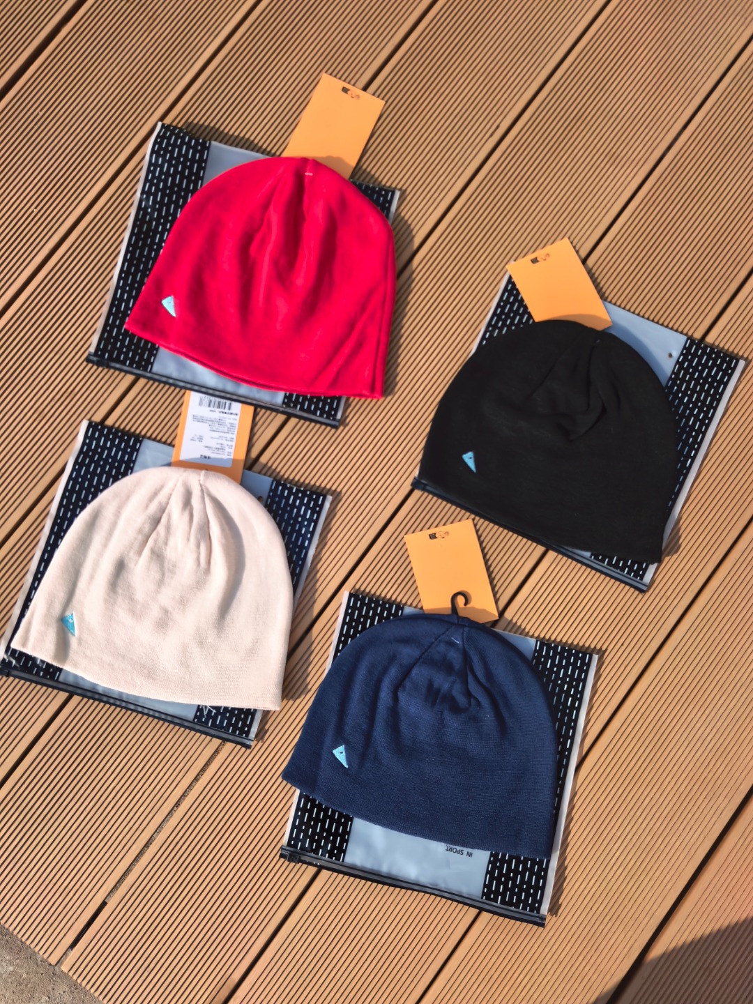 新品攀山鼠户外轻量针织帽保暖帽冷帽
简单刺绣logo,

100%GWS认证的美利诺羊毛制成防透气吸湿排汗日常佩戴或者户外徒步探险运动

轻便保暖透气性好！


颜色 黑色 蓝色 红色 卡其色