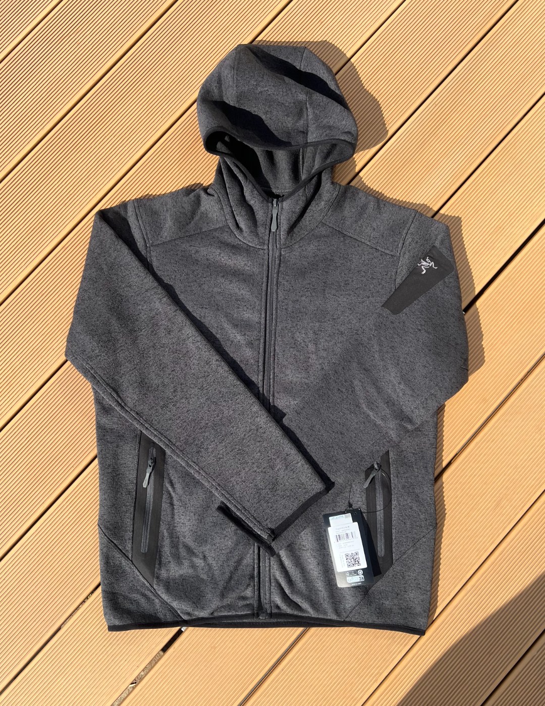 始z鸟 COVERT CARDIGAN防寒保暖抓绒帽衫外套 混色外套
颜色：黑色 灰色

尺码：M L XL XXL XXXL

M适合100-130斤【胸围116】

L适合130-150斤【胸围120】

XL适合150-170斤【胸围124】

XXL适合170-190斤【胸围128】

XXXL适合190-210斤【胸围132】

身高185体重207斤

试穿XXL（穿短袖合身）

试穿XXXL（穿卫衣合身）

 

当寒意悄然降临一在秋日傍晚、冬日白昼，或是高海拔的夏夜，COVERT CARDIGAN 开襟衫是你高效应对多变气候的理想之选。

 

它采用 Alpenexll&trade;混色抓绒面料，触感柔软且锁温性强。干练的线条与高企领设计，兼顾风度与保暖。腋下插角布与拼接剪裁确保活动自如，压胶插手口袋与袖袋则能稳妥收纳随身小物。全长主拉链与透气面料，共同助力体温调节，提升全天候穿着舒适度。

 

这款外套巧妙融合户外科技与都市美学，将多功能保暖融入日常通勤与休闲旅行，伴你从容应对不同场景！

