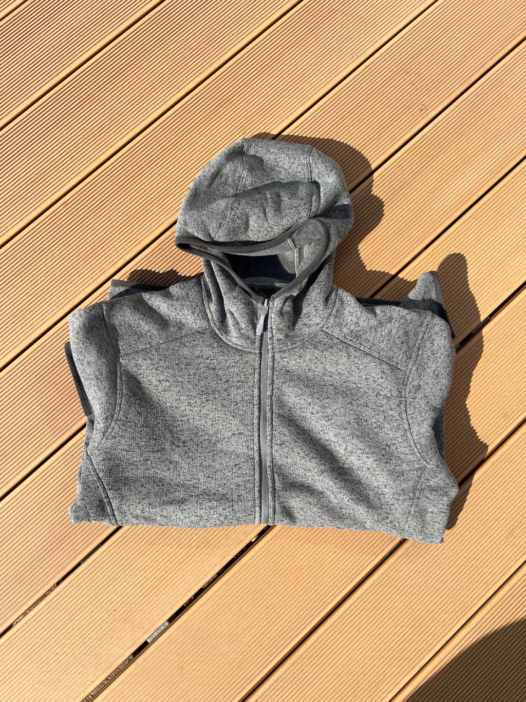 始z鸟 COVERT CARDIGAN防寒保暖抓绒帽衫外套 混色外套
颜色：黑色 灰色

尺码：M L XL XXL XXXL

M适合100-130斤【胸围116】

L适合130-150斤【胸围120】

XL适合150-170斤【胸围124】

XXL适合170-190斤【胸围128】

XXXL适合190-210斤【胸围132】

身高185体重207斤

试穿XXL（穿短袖合身）

试穿XXXL（穿卫衣合身）

 

当寒意悄然降临一在秋日傍晚、冬日白昼，或是高海拔的夏夜，COVERT CARDIGAN 开襟衫是你高效应对多变气候的理想之选。

 

它采用 Alpenexll&trade;混色抓绒面料，触感柔软且锁温性强。干练的线条与高企领设计，兼顾风度与保暖。腋下插角布与拼接剪裁确保活动自如，压胶插手口袋与袖袋则能稳妥收纳随身小物。全长主拉链与透气面料，共同助力体温调节，提升全天候穿着舒适度。

 

这款外套巧妙融合户外科技与都市美学，将多功能保暖融入日常通勤与休闲旅行，伴你从容应对不同场景！

