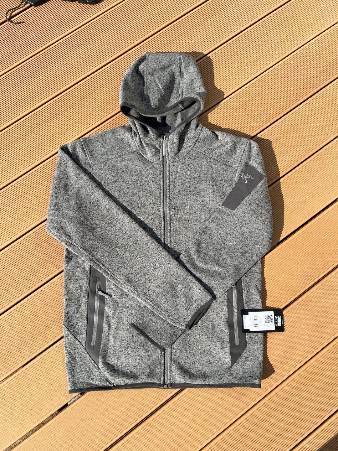 始z鸟 COVERT CARDIGAN防寒保暖抓绒帽衫外套 混色外套
颜色：黑色 灰色

尺码：M L XL XXL XXXL

M适合100-130斤【胸围116】

L适合130-150斤【胸围120】

XL适合150-170斤【胸围124】

XXL适合170-190斤【胸围128】

XXXL适合190-210斤【胸围132】

身高185体重207斤

试穿XXL（穿短袖合身）

试穿XXXL（穿卫衣合身）

 

当寒意悄然降临一在秋日傍晚、冬日白昼，或是高海拔的夏夜，COVERT CARDIGAN 开襟衫是你高效应对多变气候的理想之选。

 

它采用 Alpenexll&trade;混色抓绒面料，触感柔软且锁温性强。干练的线条与高企领设计，兼顾风度与保暖。腋下插角布与拼接剪裁确保活动自如，压胶插手口袋与袖袋则能稳妥收纳随身小物。全长主拉链与透气面料，共同助力体温调节，提升全天候穿着舒适度。

 

这款外套巧妙融合户外科技与都市美学，将多功能保暖融入日常通勤与休闲旅行，伴你从容应对不同场景！

