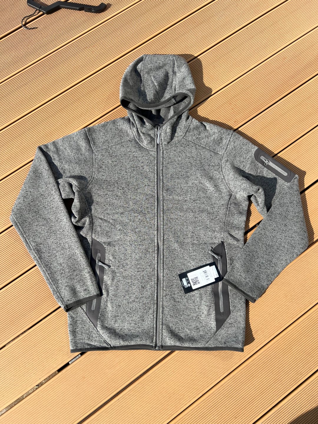 始z鸟 COVERT CARDIGAN防寒保暖抓绒帽衫外套 混色外套
颜色：黑色 灰色

尺码：M L XL XXL XXXL

M适合100-130斤【胸围116】

L适合130-150斤【胸围120】

XL适合150-170斤【胸围124】

XXL适合170-190斤【胸围128】

XXXL适合190-210斤【胸围132】

身高185体重207斤

试穿XXL（穿短袖合身）

试穿XXXL（穿卫衣合身）

 

当寒意悄然降临一在秋日傍晚、冬日白昼，或是高海拔的夏夜，COVERT CARDIGAN 开襟衫是你高效应对多变气候的理想之选。

 

它采用 Alpenexll&trade;混色抓绒面料，触感柔软且锁温性强。干练的线条与高企领设计，兼顾风度与保暖。腋下插角布与拼接剪裁确保活动自如，压胶插手口袋与袖袋则能稳妥收纳随身小物。全长主拉链与透气面料，共同助力体温调节，提升全天候穿着舒适度。

 

这款外套巧妙融合户外科技与都市美学，将多功能保暖融入日常通勤与休闲旅行，伴你从容应对不同场景！

