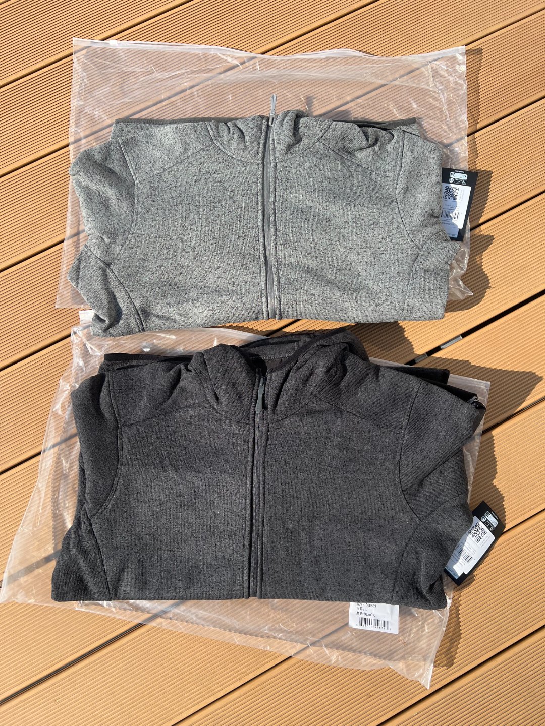 始z鸟 COVERT CARDIGAN防寒保暖抓绒帽衫外套 混色外套
颜色：黑色 灰色

尺码：M L XL XXL XXXL

M适合100-130斤【胸围116】

L适合130-150斤【胸围120】

XL适合150-170斤【胸围124】

XXL适合170-190斤【胸围128】

XXXL适合190-210斤【胸围132】

身高185体重207斤

试穿XXL（穿短袖合身）

试穿XXXL（穿卫衣合身）

 

当寒意悄然降临一在秋日傍晚、冬日白昼，或是高海拔的夏夜，COVERT CARDIGAN 开襟衫是你高效应对多变气候的理想之选。

 

它采用 Alpenexll&trade;混色抓绒面料，触感柔软且锁温性强。干练的线条与高企领设计，兼顾风度与保暖。腋下插角布与拼接剪裁确保活动自如，压胶插手口袋与袖袋则能稳妥收纳随身小物。全长主拉链与透气面料，共同助力体温调节，提升全天候穿着舒适度。

 

这款外套巧妙融合户外科技与都市美学，将多功能保暖融入日常通勤与休闲旅行，伴你从容应对不同场景！

