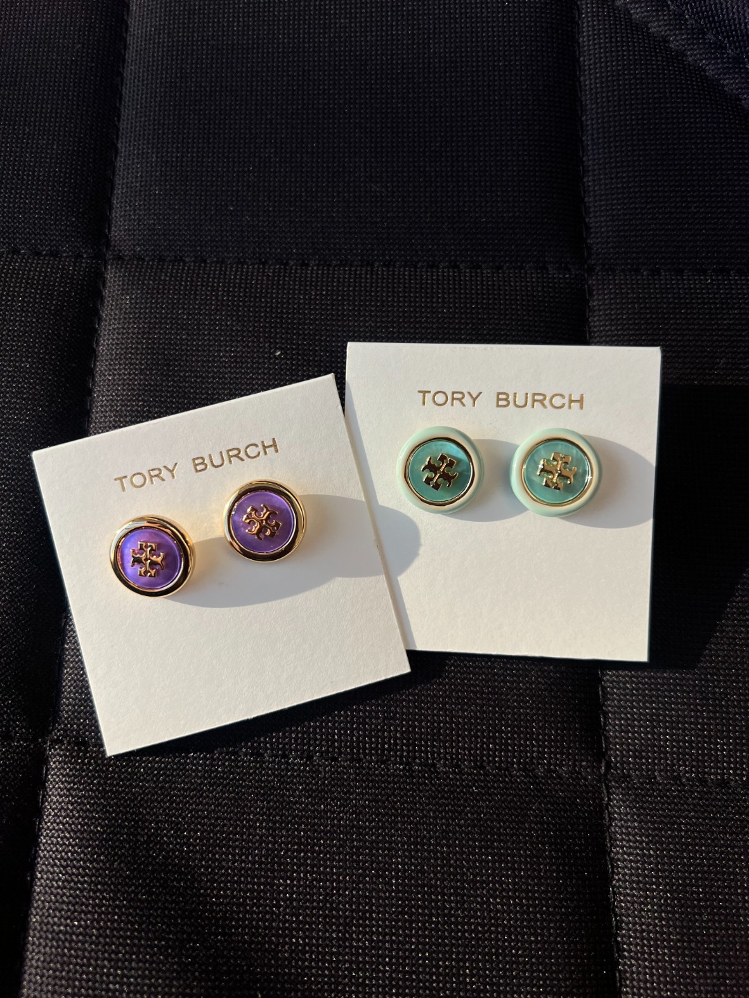 正品原单！汤丽柏琦双t圆形徽标耳钉女士耳钉
低调显贵 圆形设计修饰耳型更显精致  日常百搭

主体黄铜 珐琅釉 树脂 

耳针钛材质 

耳堵 黄铜

颜色 紫色 绿色