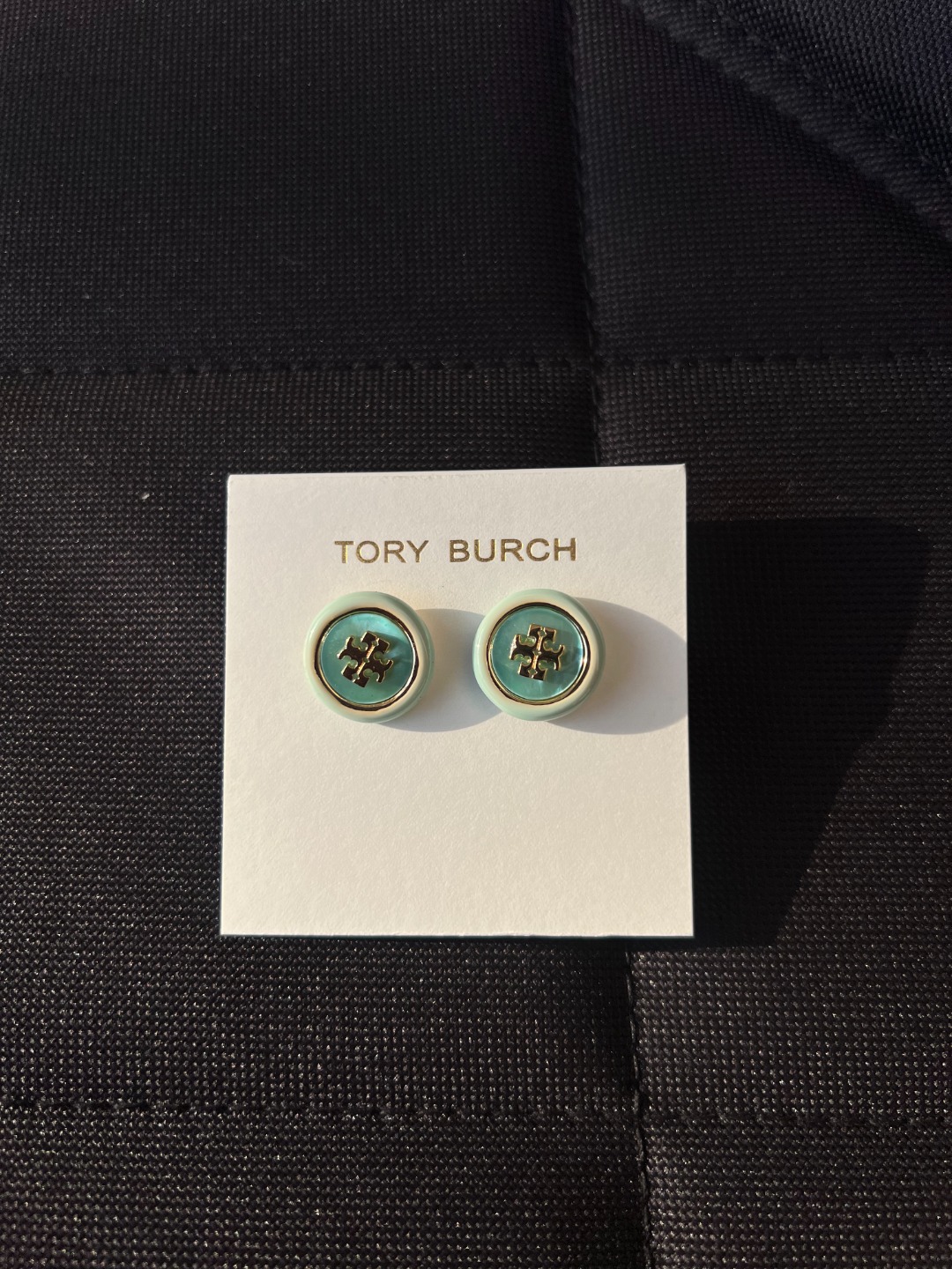 正品原单！汤丽柏琦双t圆形徽标耳钉女士耳钉
低调显贵 圆形设计修饰耳型更显精致  日常百搭

主体黄铜 珐琅釉 树脂 

耳针钛材质 

耳堵 黄铜

颜色 紫色 绿色