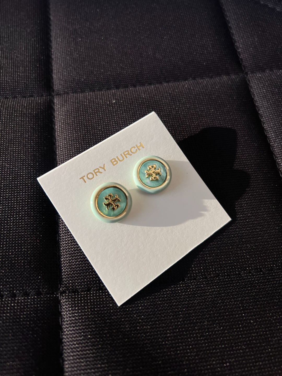 正品原单！汤丽柏琦双t圆形徽标耳钉女士耳钉
低调显贵 圆形设计修饰耳型更显精致  日常百搭

主体黄铜 珐琅釉 树脂 

耳针钛材质 

耳堵 黄铜

颜色 紫色 绿色