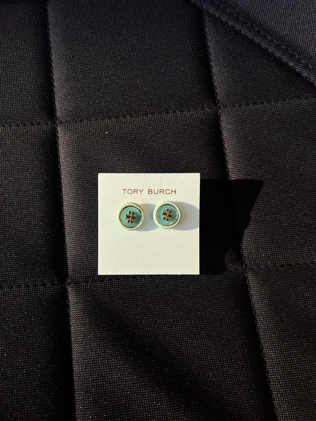 正品原单！汤丽柏琦双t圆形徽标耳钉女士耳钉
低调显贵 圆形设计修饰耳型更显精致  日常百搭

主体黄铜 珐琅釉 树脂 

耳针钛材质 

耳堵 黄铜

颜色 紫色 绿色