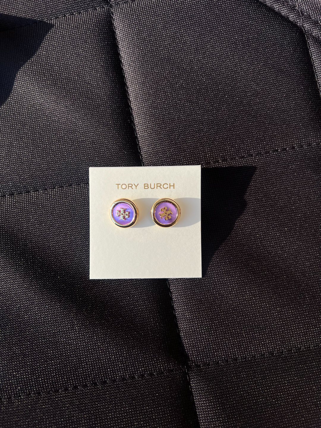 正品原单！汤丽柏琦双t圆形徽标耳钉女士耳钉
低调显贵 圆形设计修饰耳型更显精致  日常百搭

主体黄铜 珐琅釉 树脂 

耳针钛材质 

耳堵 黄铜

颜色 紫色 绿色