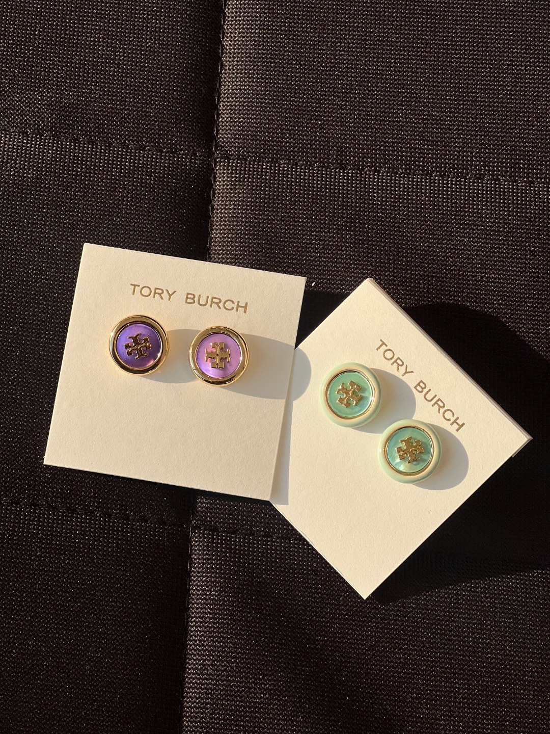 正品原单！汤丽柏琦双t圆形徽标耳钉女士耳钉
低调显贵 圆形设计修饰耳型更显精致  日常百搭

主体黄铜 珐琅釉 树脂 

耳针钛材质 

耳堵 黄铜

颜色 紫色 绿色