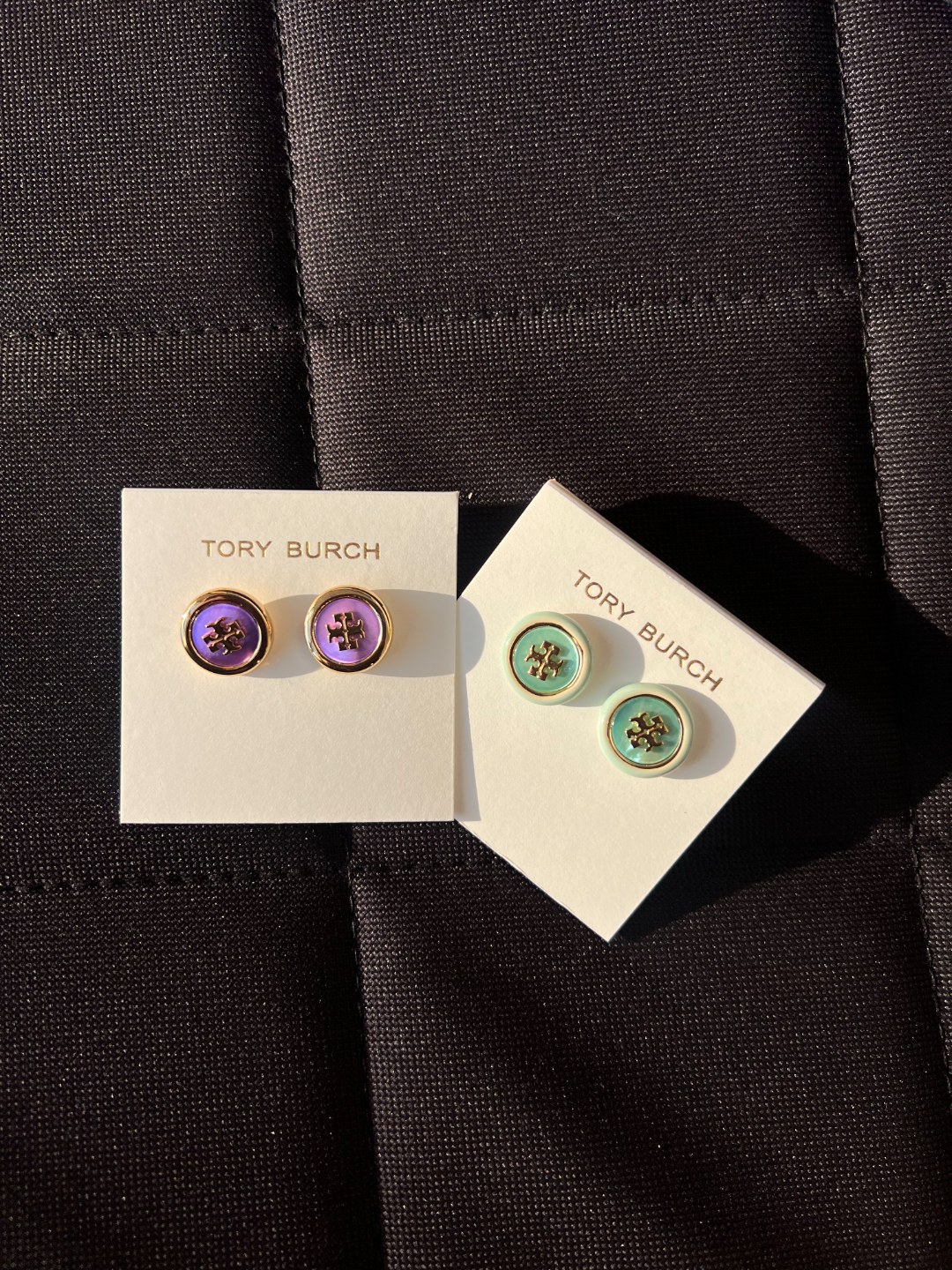 正品原单！汤丽柏琦双t圆形徽标耳钉女士耳钉
低调显贵 圆形设计修饰耳型更显精致  日常百搭

主体黄铜 珐琅釉 树脂 

耳针钛材质 

耳堵 黄铜

颜色 紫色 绿色