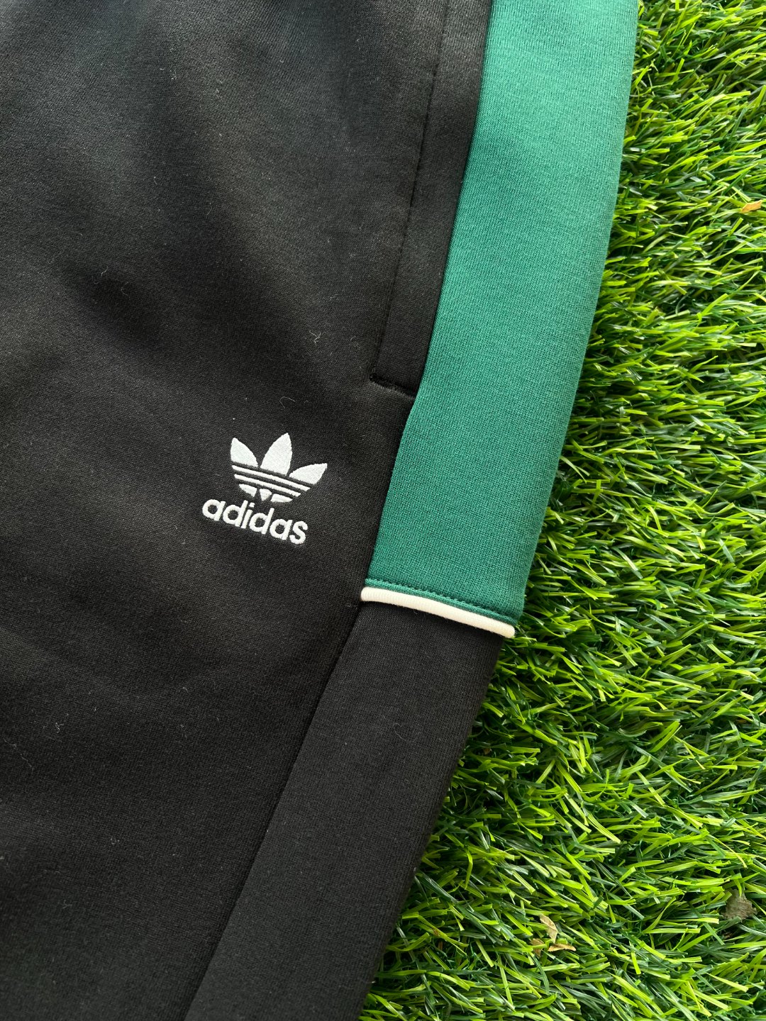 阿迪达斯三叶草rifta track top系列撞色拼接长裤
 izi1524
