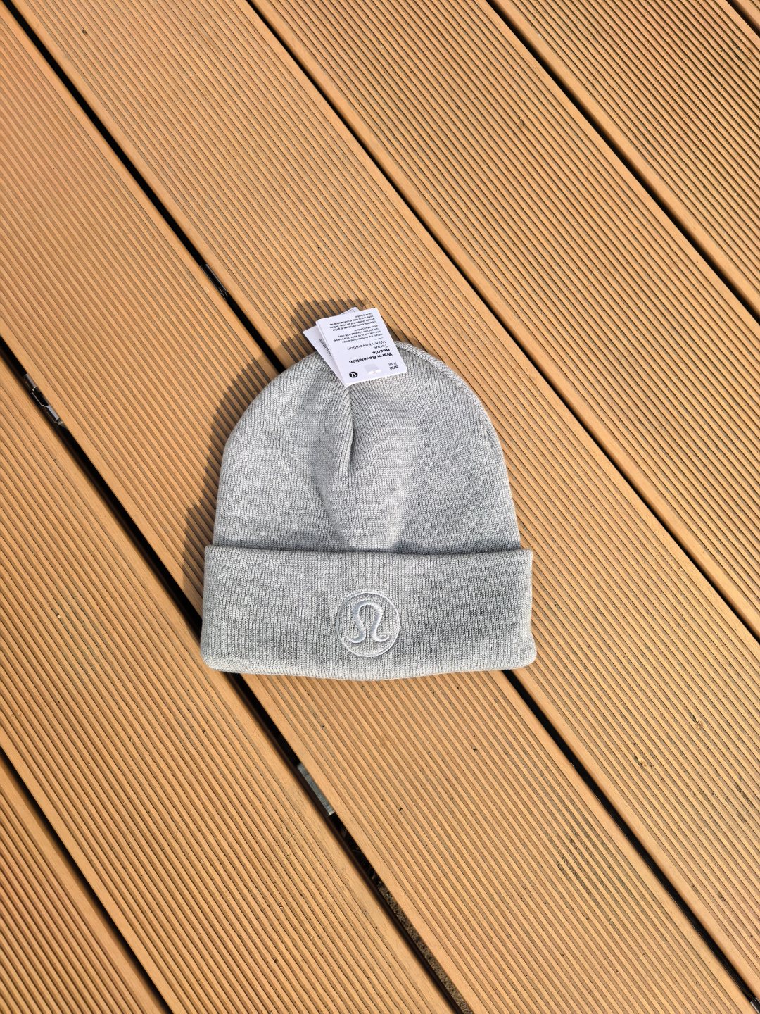 威海产，四色！lululemon休闲运动滑雪针织帽冷帽 男女同款 圆标冷帽
冬季必备单品！ 帽子和logo都是一样的纯色色调，双层细针织面料，头围带弹力 不会勒头！

颜色 黑色紫色米色灰色

