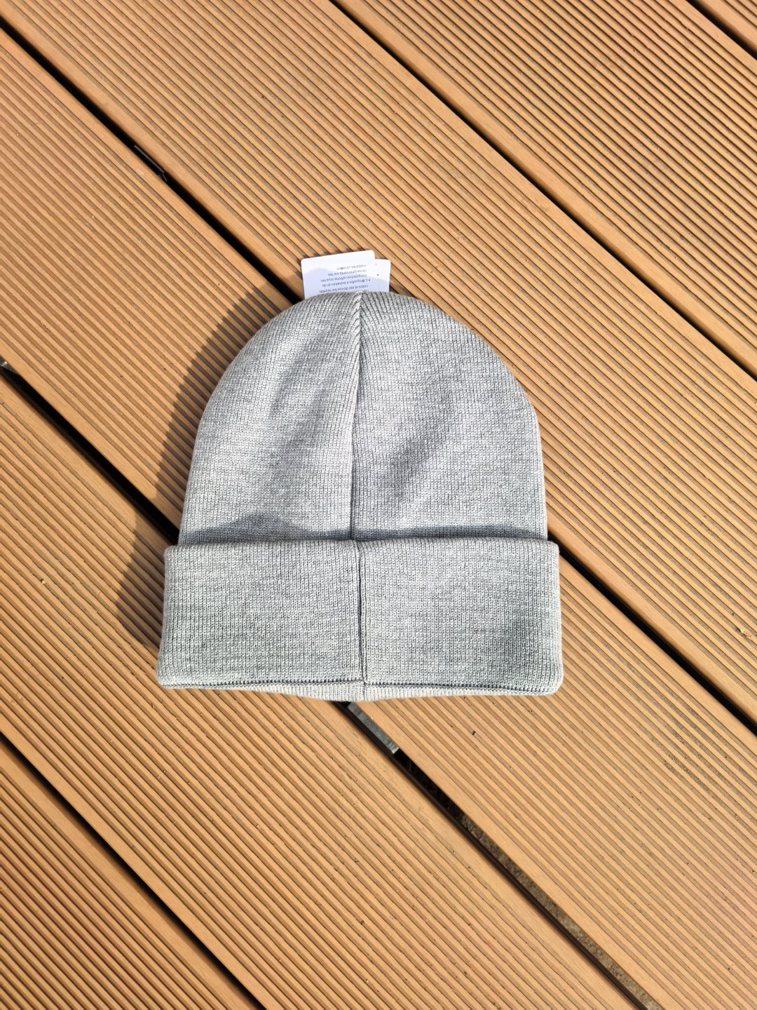 威海产，四色！lululemon休闲运动滑雪针织帽冷帽 男女同款 圆标冷帽
冬季必备单品！ 帽子和logo都是一样的纯色色调，双层细针织面料，头围带弹力 不会勒头！

颜色 黑色紫色米色灰色

