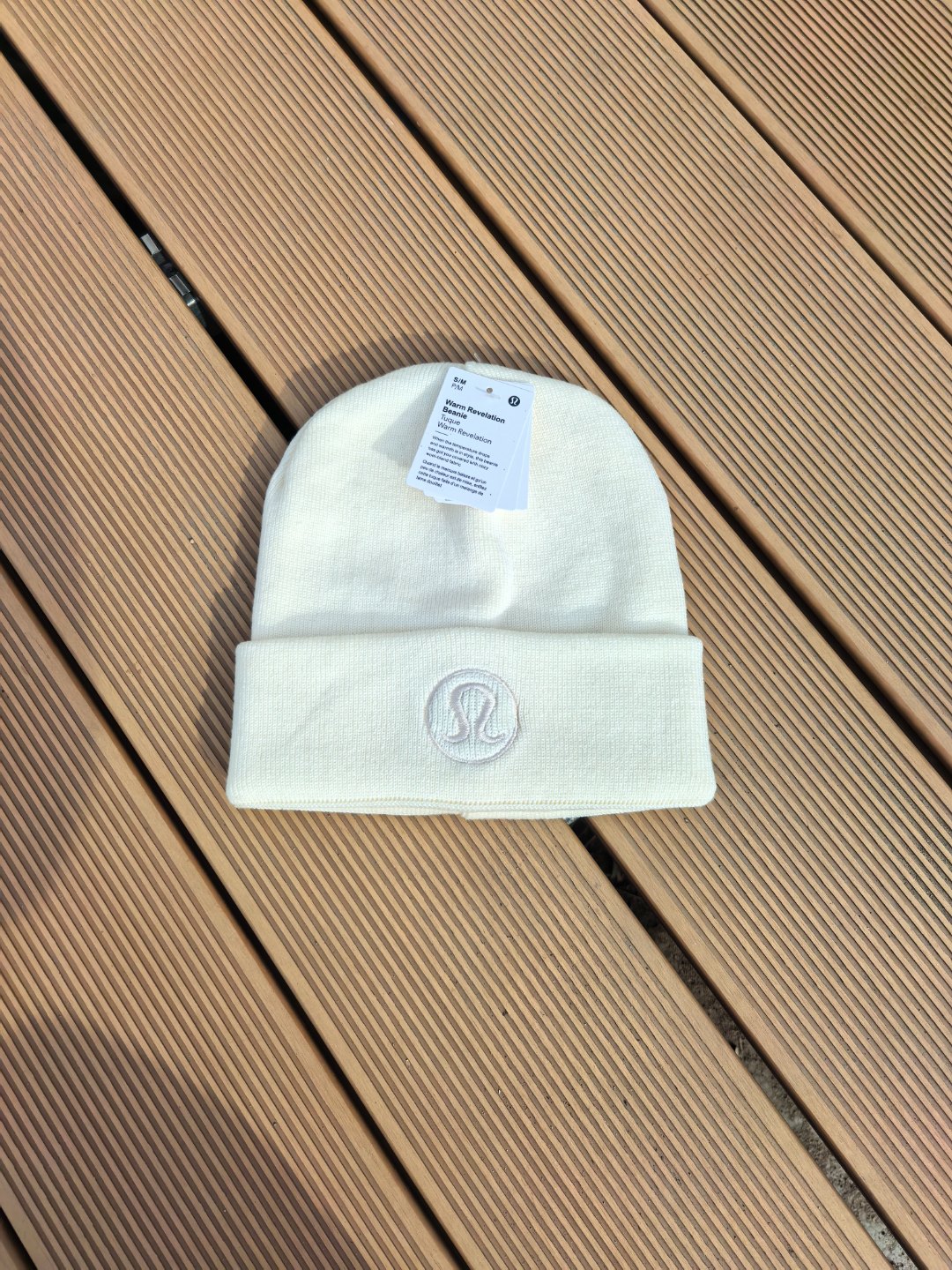 威海产，四色！lululemon休闲运动滑雪针织帽冷帽 男女同款 圆标冷帽
冬季必备单品！ 帽子和logo都是一样的纯色色调，双层细针织面料，头围带弹力 不会勒头！

颜色 黑色紫色米色灰色

