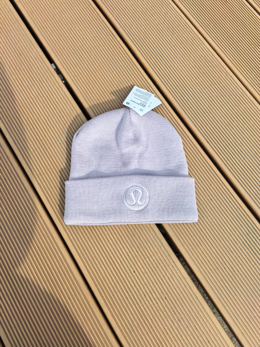 威海产，四色！lululemon休闲运动滑雪针织帽冷帽 男女同款 圆标冷帽
冬季必备单品！ 帽子和logo都是一样的纯色色调，双层细针织面料，头围带弹力 不会勒头！

颜色 黑色紫色米色灰色

