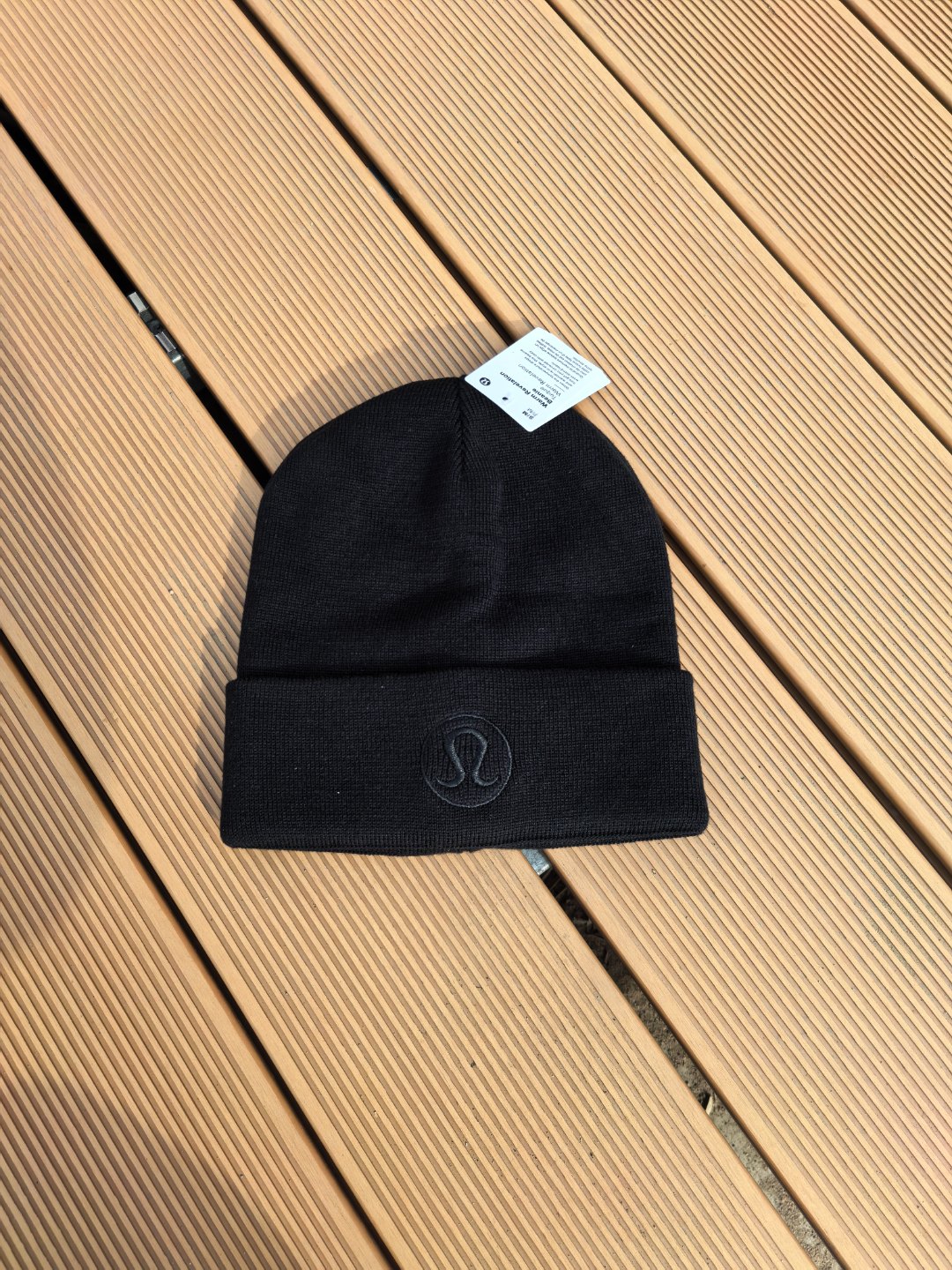 威海产，四色！lululemon休闲运动滑雪针织帽冷帽 男女同款 圆标冷帽
冬季必备单品！ 帽子和logo都是一样的纯色色调，双层细针织面料，头围带弹力 不会勒头！

颜色 黑色紫色米色灰色

