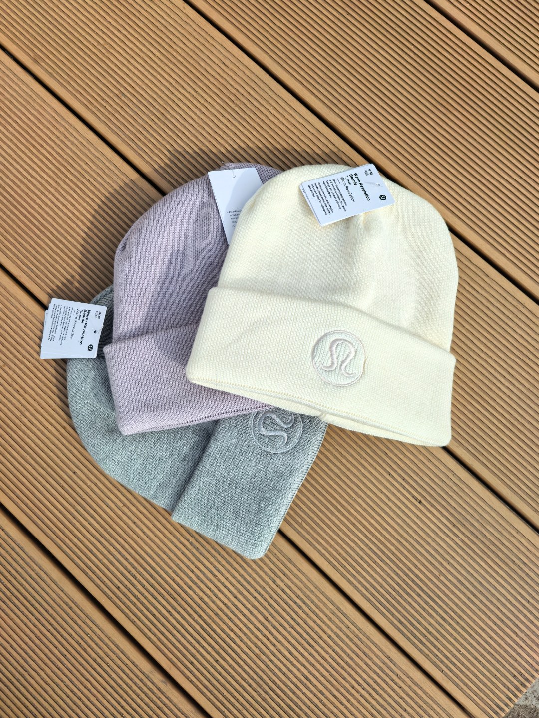 威海产，四色！lululemon休闲运动滑雪针织帽冷帽 男女同款 圆标冷帽
冬季必备单品！ 帽子和logo都是一样的纯色色调，双层细针织面料，头围带弹力 不会勒头！

颜色 黑色紫色米色灰色

