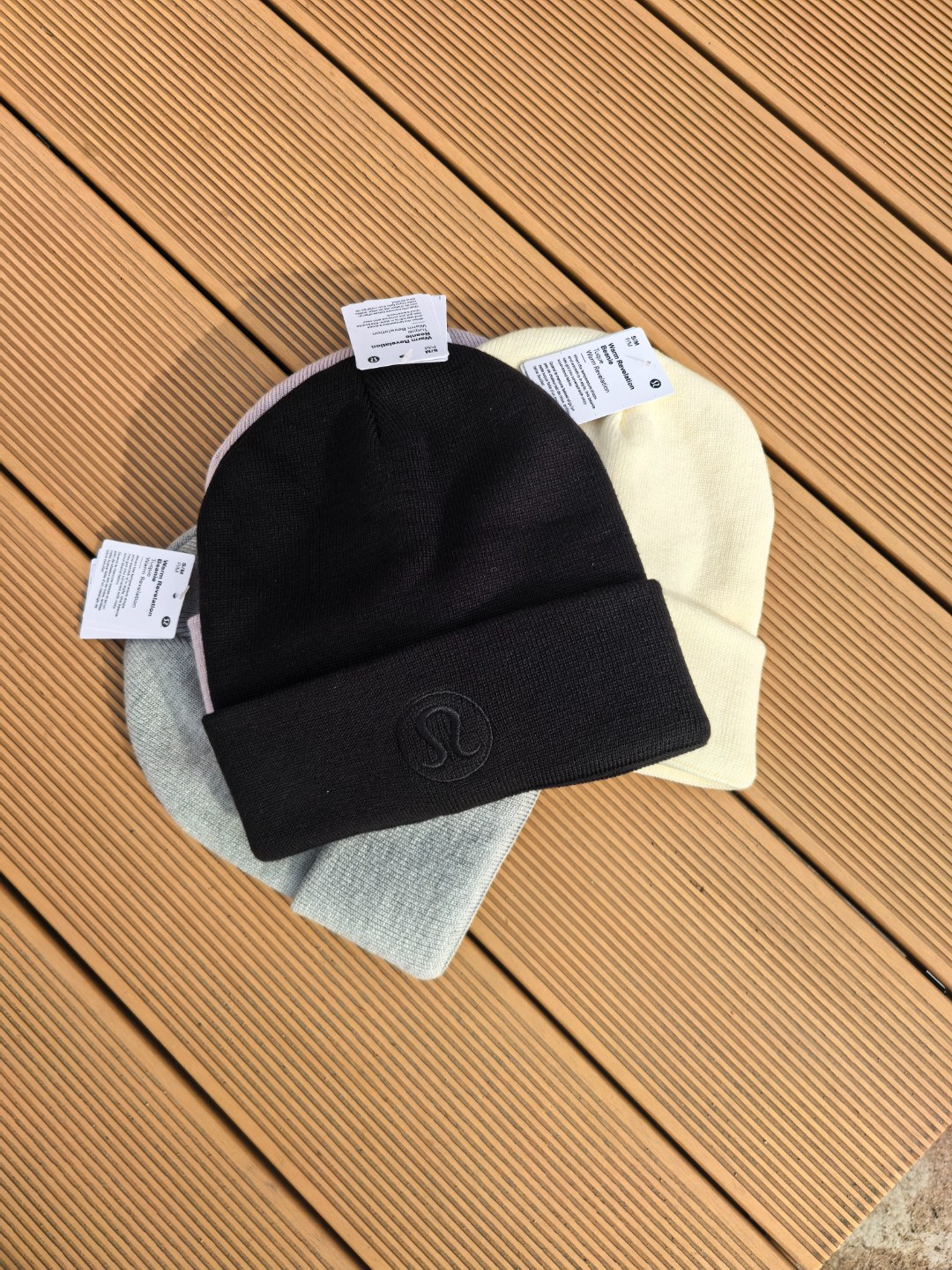 威海产，四色！lululemon休闲运动滑雪针织帽冷帽 男女同款 圆标冷帽
冬季必备单品！ 帽子和logo都是一样的纯色色调，双层细针织面料，头围带弹力 不会勒头！

颜色 黑色紫色米色灰色

