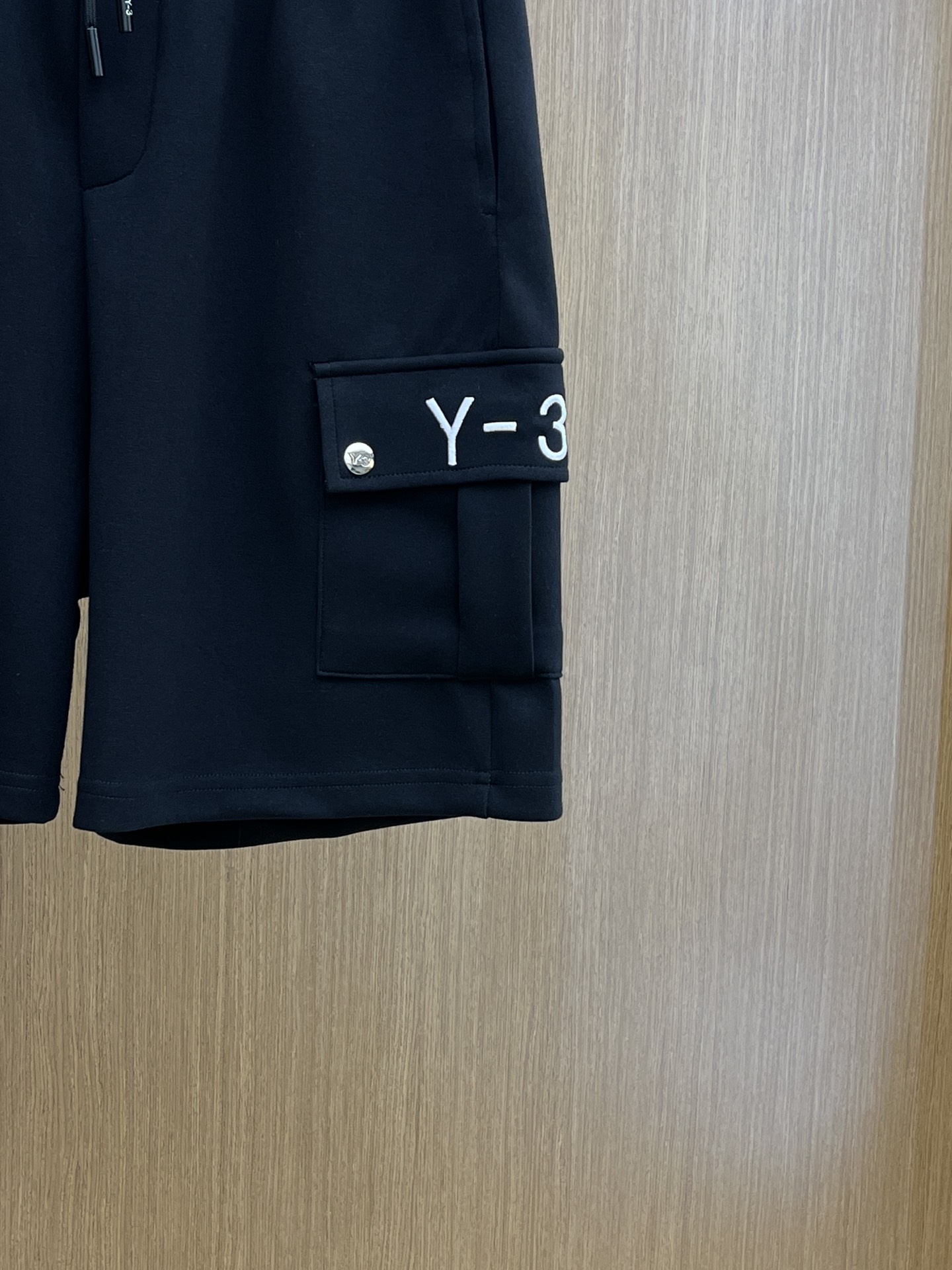 Y-3SS春夏新款户外休闲短裤！官网同步发售定制品牌经典LOGO定制面料舒适度极好手触感强烈辨识度极高完