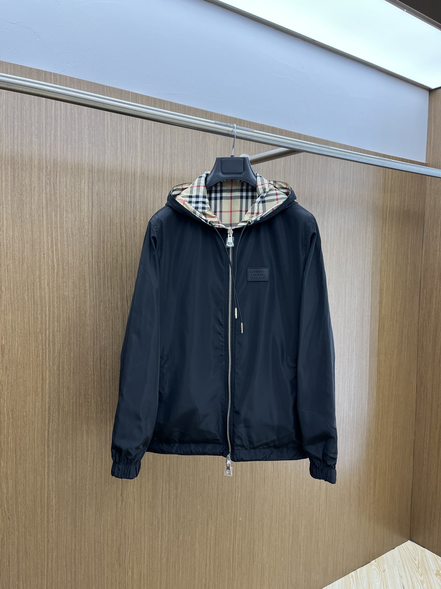 NO:116738,BBR Spring and Summer latest double-sided hooded jackets are available at the same time for sale in the counter, original singles, fashionable and casual hooded jackets, imported original fabrics, comfortable and breathable upper body, top-grade printing craft letter pattern decoration logo, original hardware and auxiliary materials decoration, extremely high grade, comfortable and versatile, FS top body is very handsome, S-XXL,, jackets & coats, jackets & coats, hats, alexander wang19860909BBR 春夏最新品双面穿连帽夹克 专柜同步有售,原单狠货,时尚休闲两面穿连帽外套,进口原版面料,上身舒适透气,顶级印花工艺字母图案装饰logo,原版五金辅料装饰,档次极高,舒适百搭,FS上身帅气十足,码数S-XXL,,jackets & coats,jackets & coats,hats,alexander wang,Men's clothing