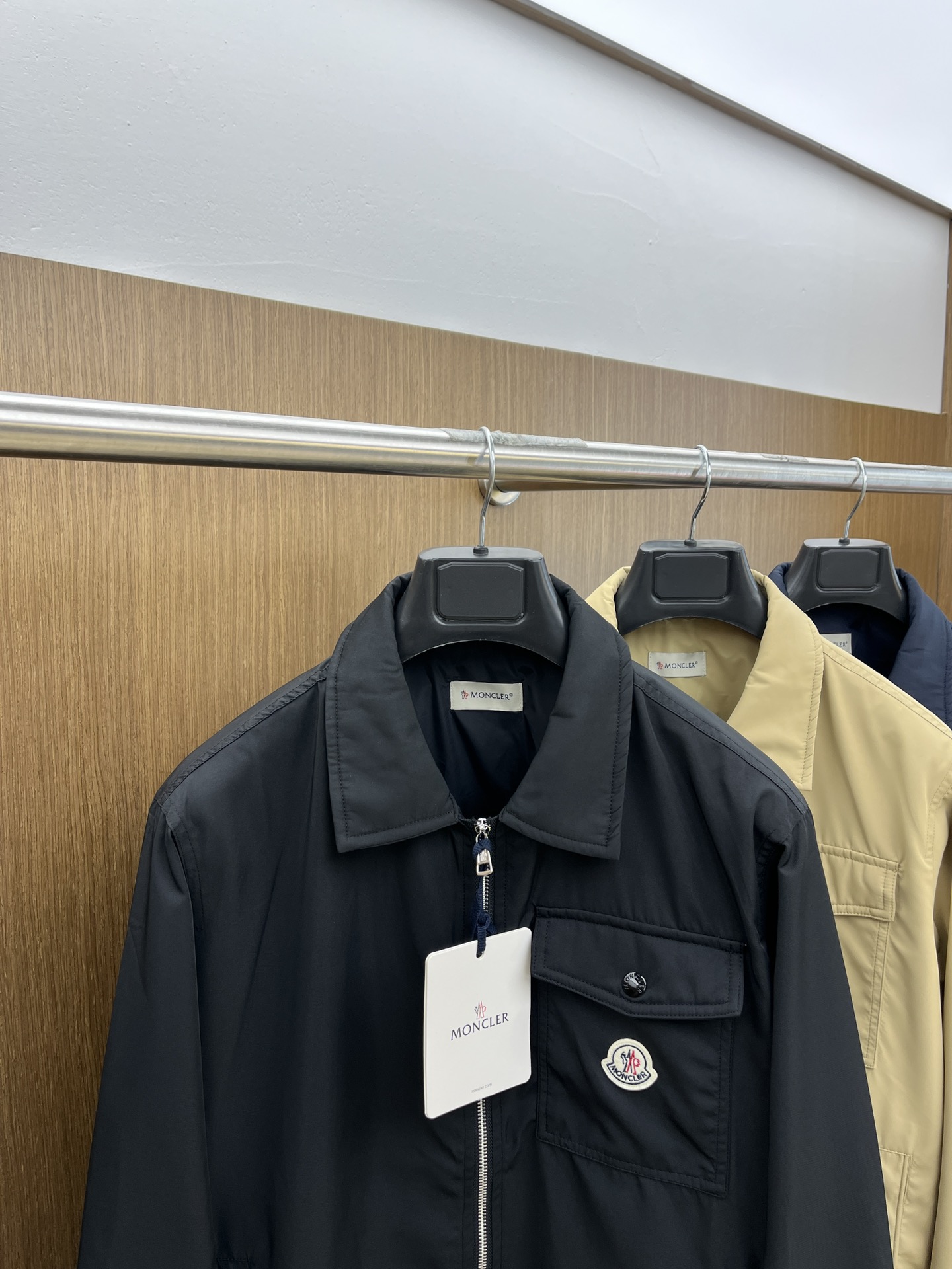 新品  Mon 🔥🔥春夏独家专供新款🏈🏈翻领夹克外套，时尚简约夹克、高端潮流时尚外套 透气舒适度高，细节