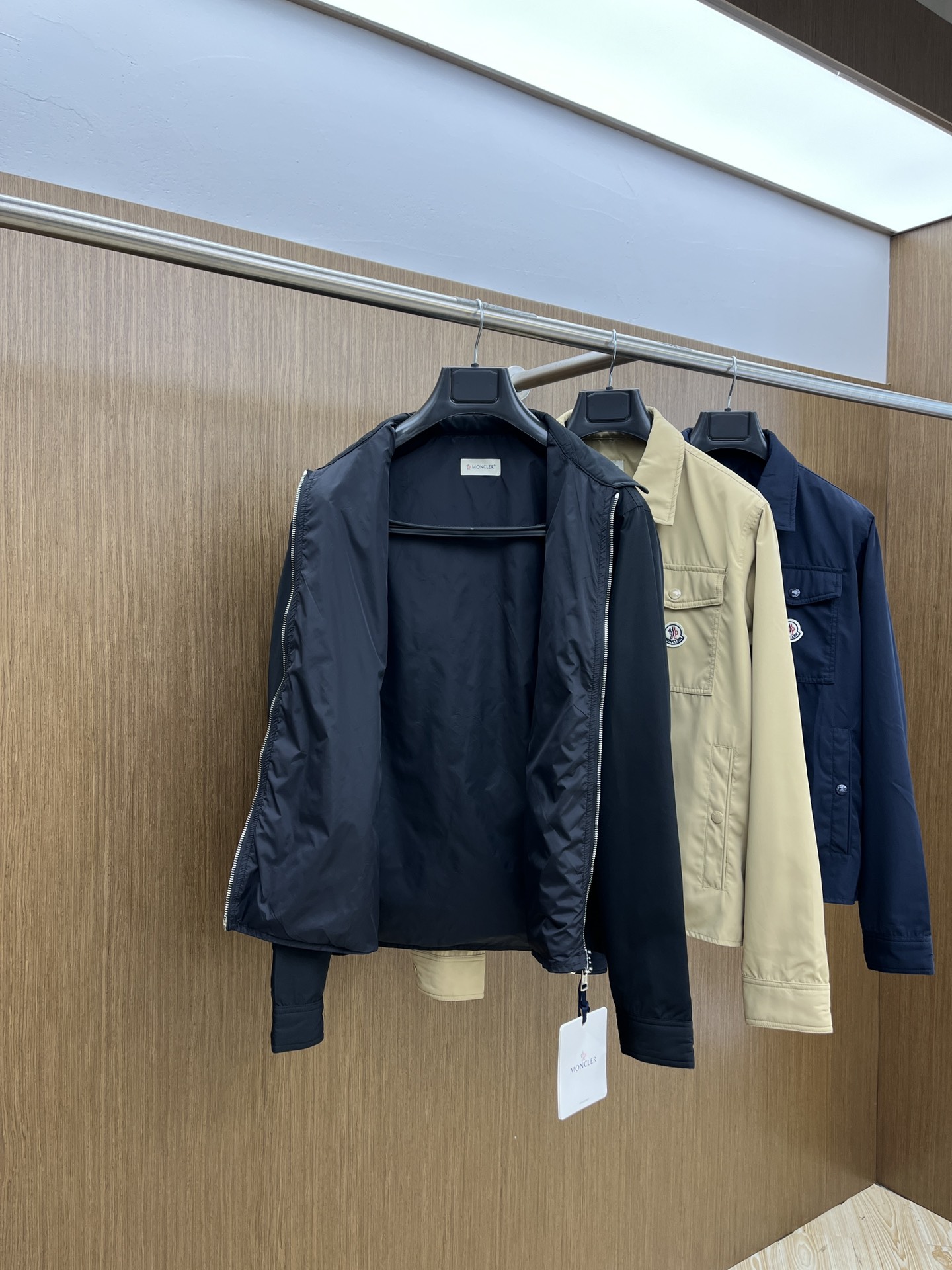 新品  Mon 🔥🔥春夏独家专供新款🏈🏈翻领夹克外套，时尚简约夹克、高端潮流时尚外套 透气舒适度高，细节
