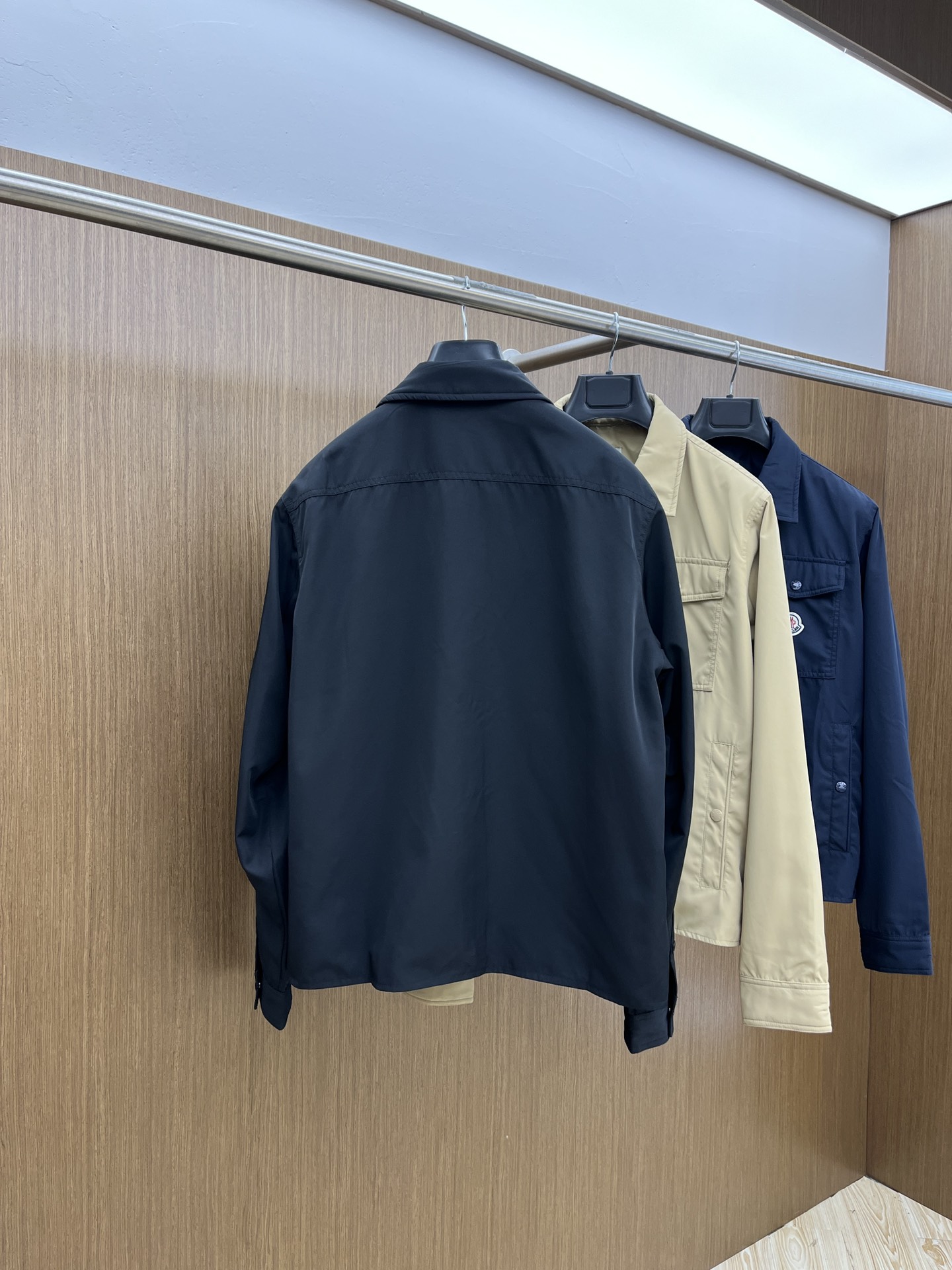 新品  Mon 🔥🔥春夏独家专供新款🏈🏈翻领夹克外套，时尚简约夹克、高端潮流时尚外套 透气舒适度高，细节