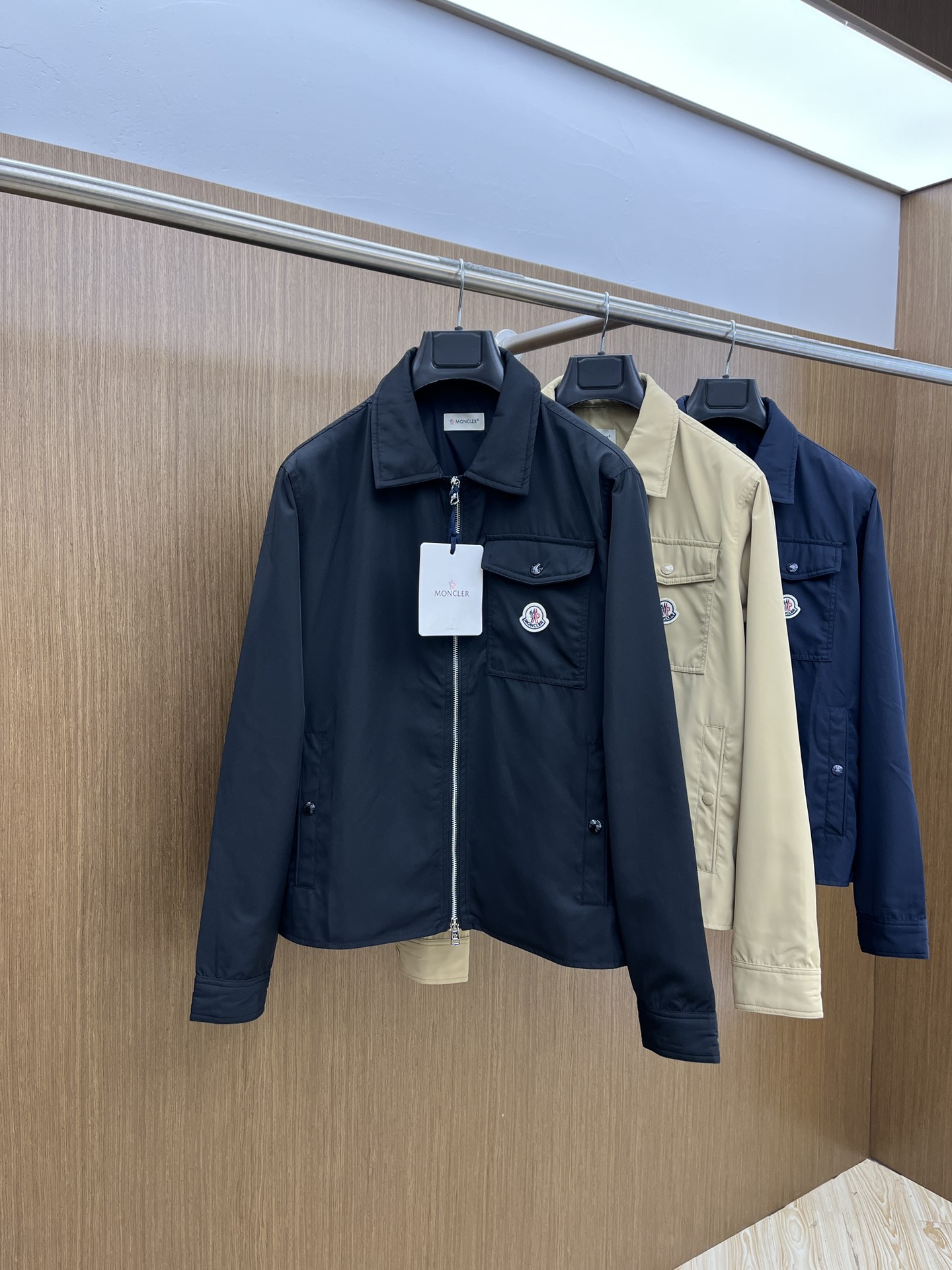 新品  Mon 🔥🔥春夏独家专供新款🏈🏈翻领夹克外套，时尚简约夹克、高端潮流时尚外套 透气舒适度高，细节