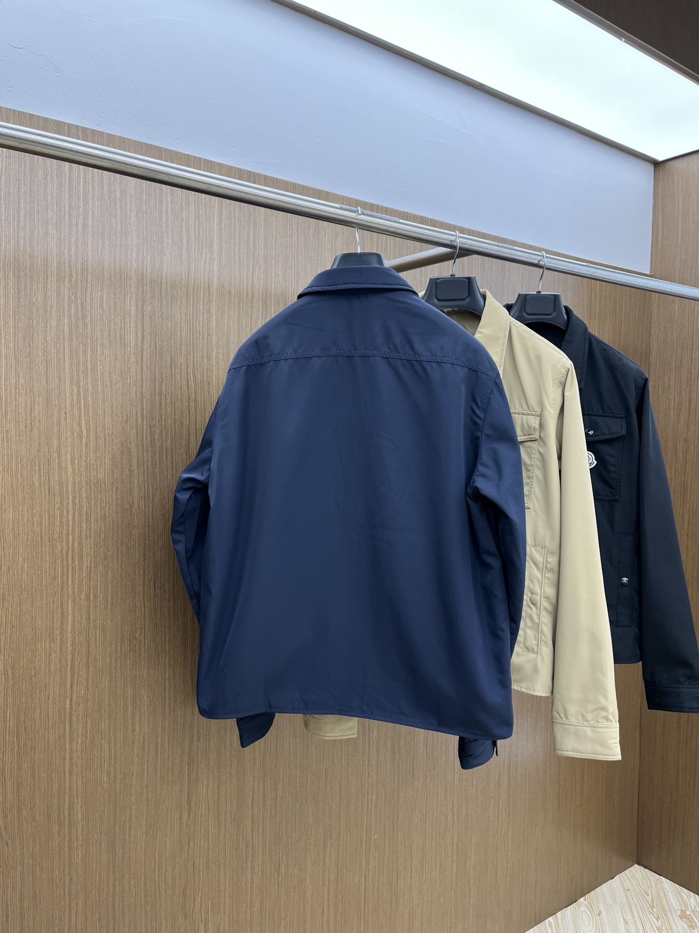 新品  Mon 🔥🔥春夏独家专供新款🏈🏈翻领夹克外套，时尚简约夹克、高端潮流时尚外套 透气舒适度高，细节