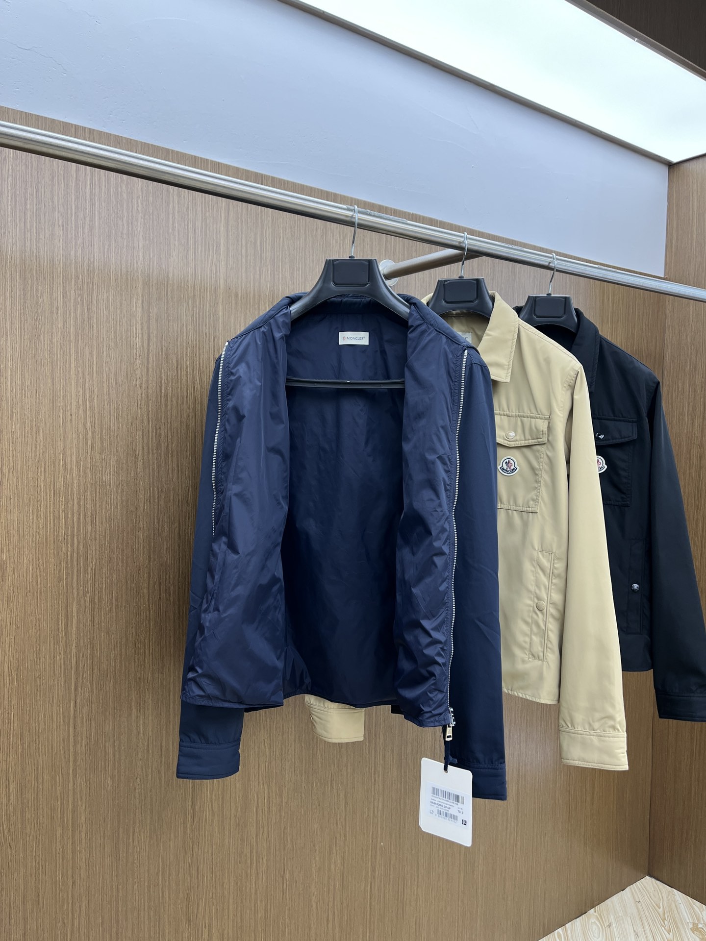 新品  Mon 🔥🔥春夏独家专供新款🏈🏈翻领夹克外套，时尚简约夹克、高端潮流时尚外套 透气舒适度高，细节