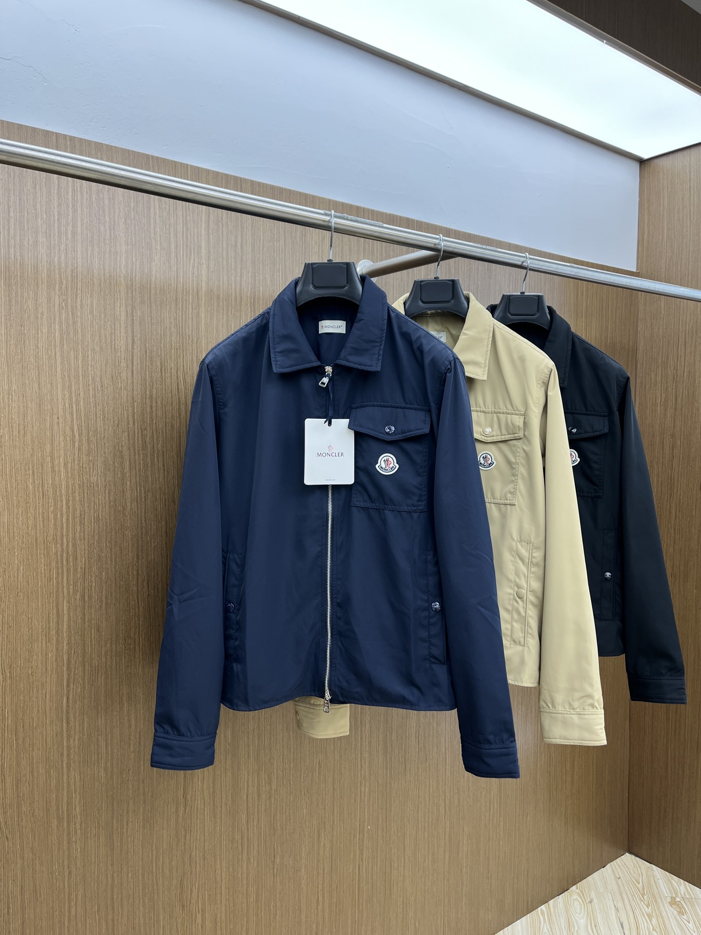新品  Mon 🔥🔥春夏独家专供新款🏈🏈翻领夹克外套，时尚简约夹克、高端潮流时尚外套 透气舒适度高，细节