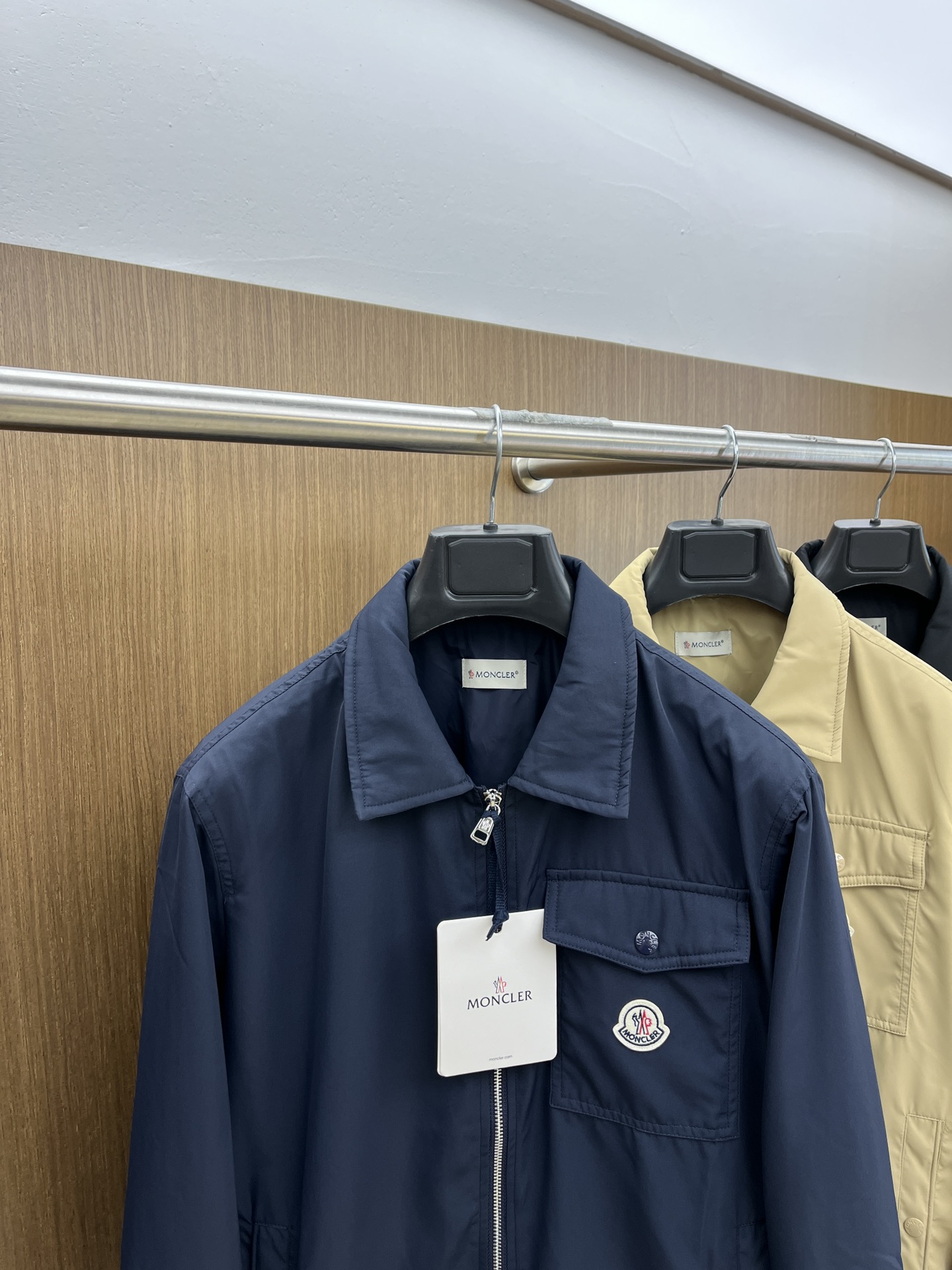 新品  Mon 🔥🔥春夏独家专供新款🏈🏈翻领夹克外套，时尚简约夹克、高端潮流时尚外套 透气舒适度高，细节