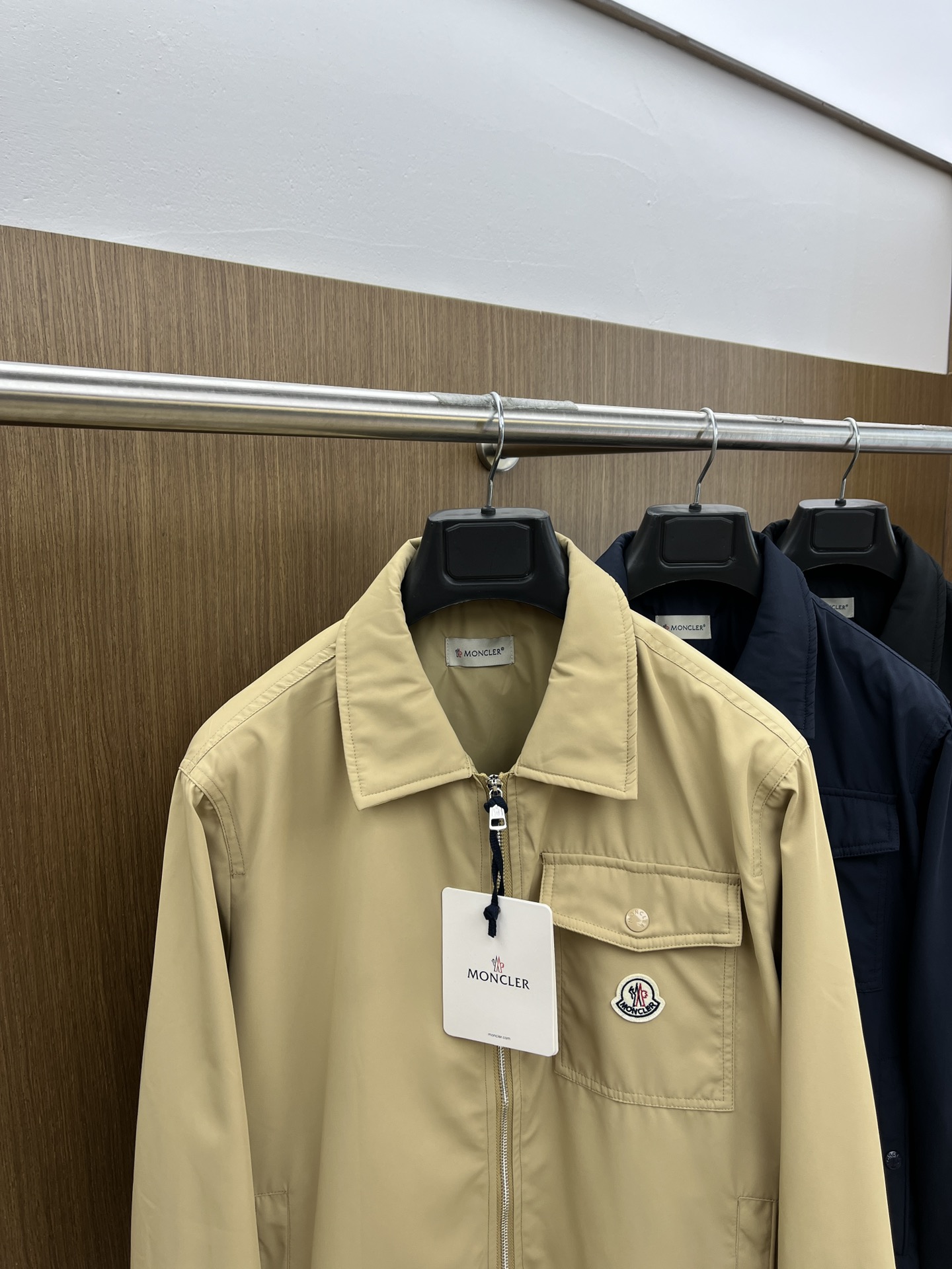 新品  Mon 🔥🔥春夏独家专供新款🏈🏈翻领夹克外套，时尚简约夹克、高端潮流时尚外套 透气舒适度高，细节