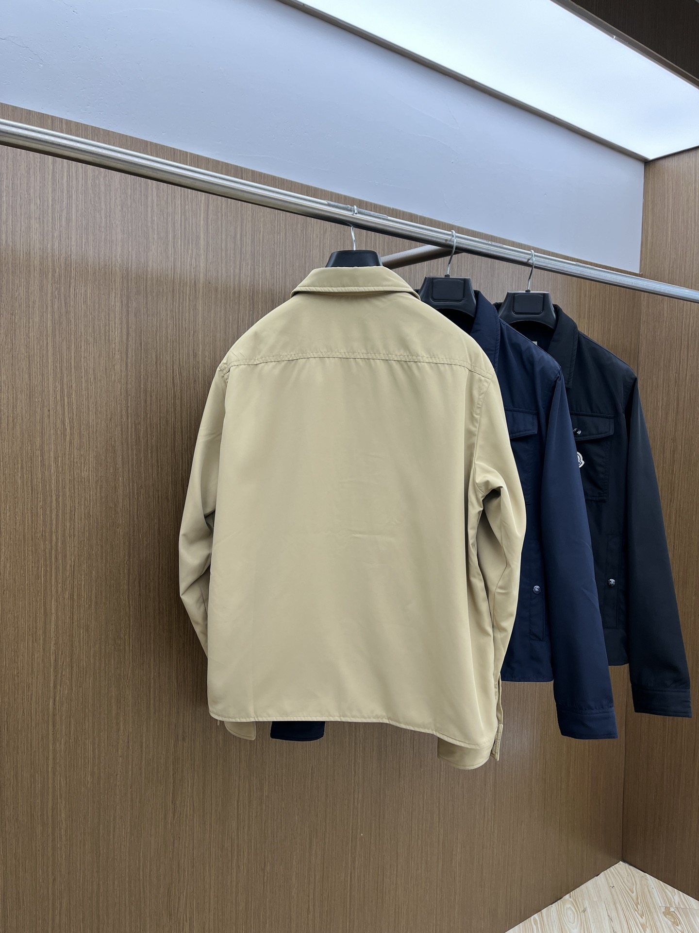 新品  Mon 🔥🔥春夏独家专供新款🏈🏈翻领夹克外套，时尚简约夹克、高端潮流时尚外套 透气舒适度高，细节
