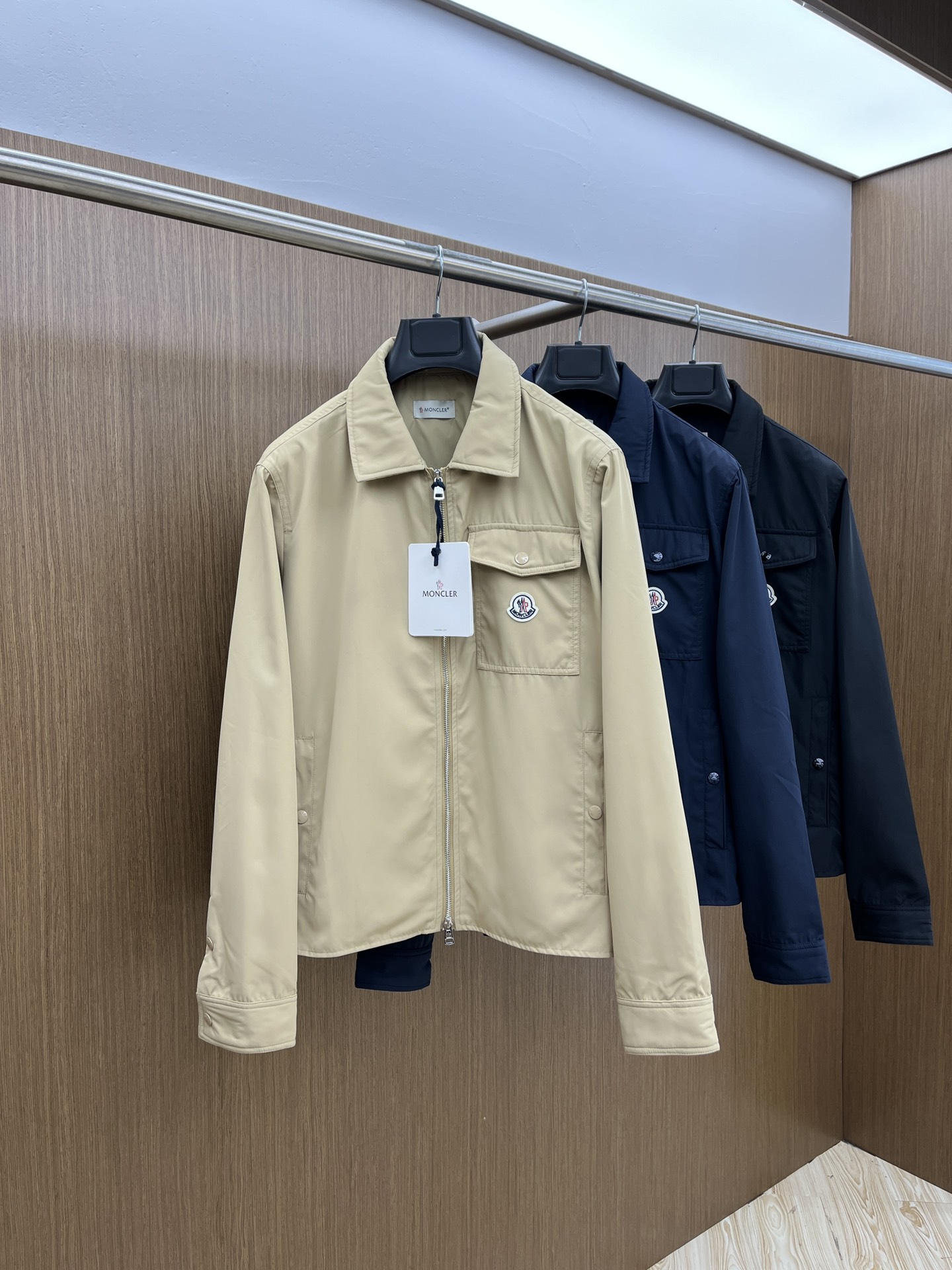 新品  Mon 🔥🔥春夏独家专供新款🏈🏈翻领夹克外套，时尚简约夹克、高端潮流时尚外套 透气舒适度高，细节