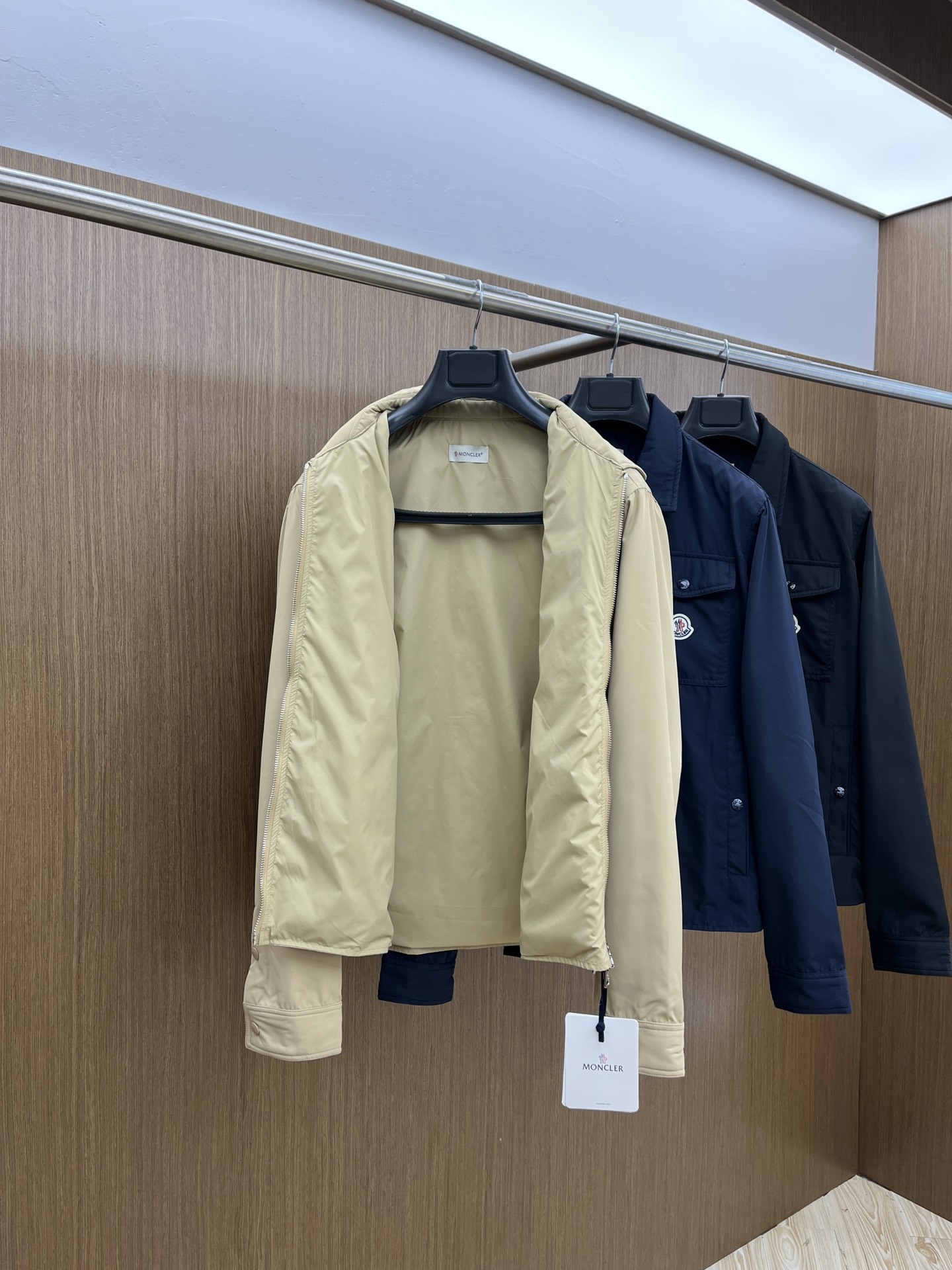新品  Mon 🔥🔥春夏独家专供新款🏈🏈翻领夹克外套，时尚简约夹克、高端潮流时尚外套 透气舒适度高，细节