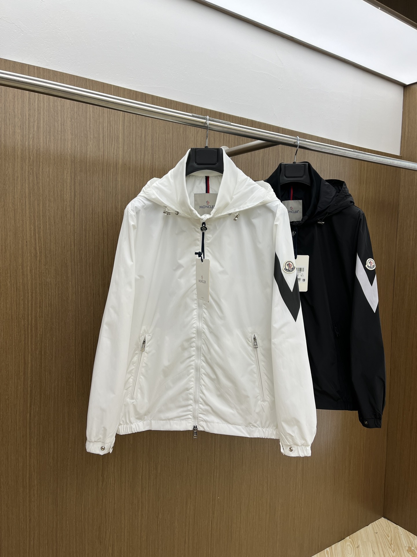 NO:123158,Mon spring and summer exclusively offers new hooded jackets, fashionable simple jackets, high-end trendy fashionable jackets, breathable and comfortable, impeccable details, brand elements design concepts, reflect high quality. They present casual cuts, and the FS upper body style is superb!  1-6 codes, Jackets & coats, Jackets & coats, Hats, Alexander wang19860909Mon 春夏独家专供新款连帽夹克外套,时尚简约夹克、高端潮流时尚外套 透气舒适度高,细节无可挑剔,品牌元素设计理念,体现高品质.呈现休闲裁剪,FS上身版型超赞！ 码数1-6码,,jackets & coats,jackets & coats,hats,alexander wang,Men's clothing