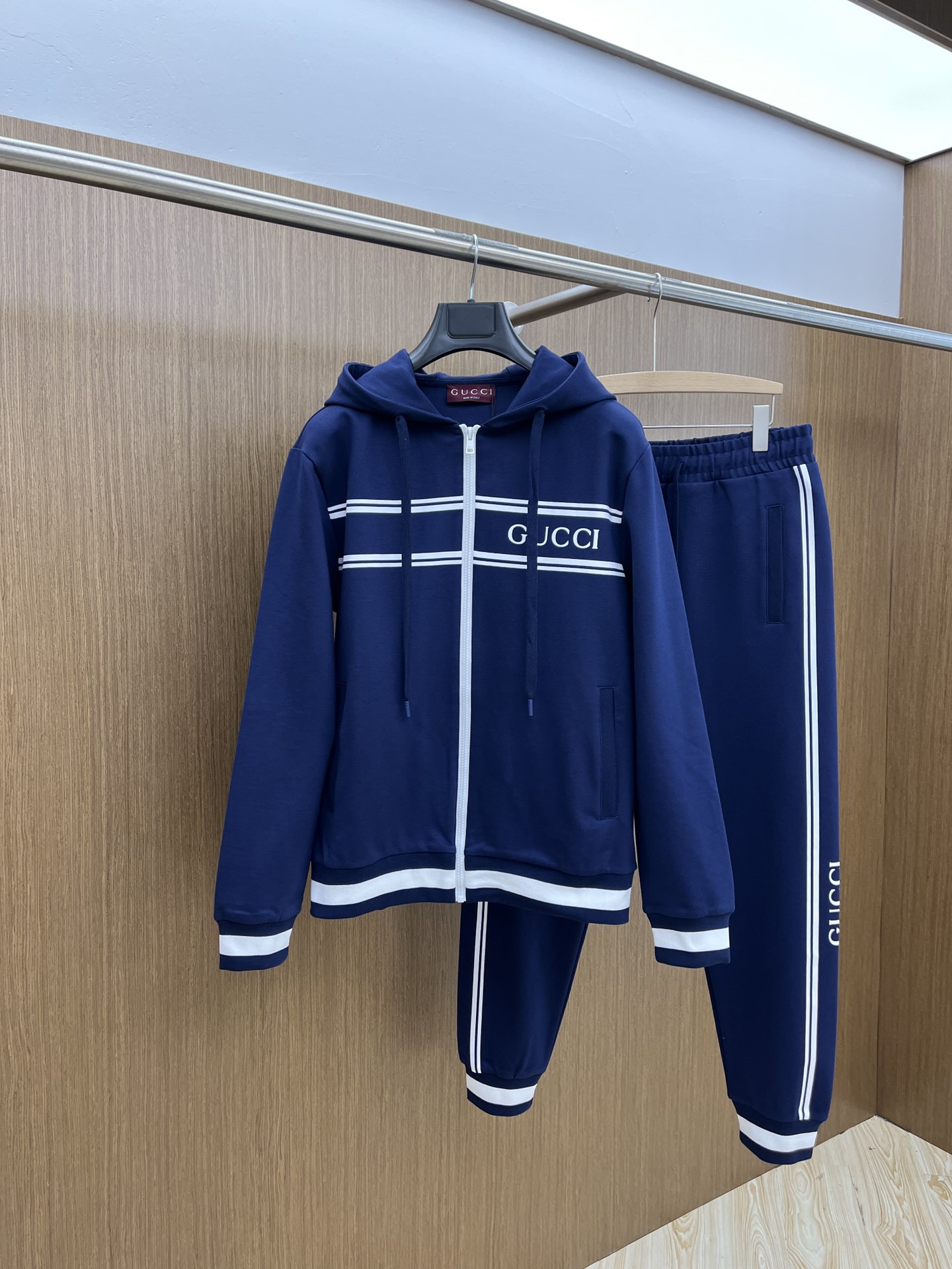 NO:121281,New style/set GG exclusively available. The same set for autumn and winter style counter, breathable, comfortable and casual!  Full of high-end feeling!  The details are exquisite and high-end, and the workmanship is impeccable!  The original high-end fabric looks high-end!  The fabric is crisp, wrinkle-resistant and wear-resistant, warm, neat and stylish. A02 counter size 48-56/M-3XL,,alexander wang19860909新款 /套 GG独家专供 秋冬新款专柜同款套装,透气舒适休闲！高级感满满！细节精致高档,做工无可挑剔！原版高端面料很显高级！面料挺括抗皱耐磨,保暖利落有型 A02专柜尺码48-56/M-3XL,,alexander wang,Men's clothing