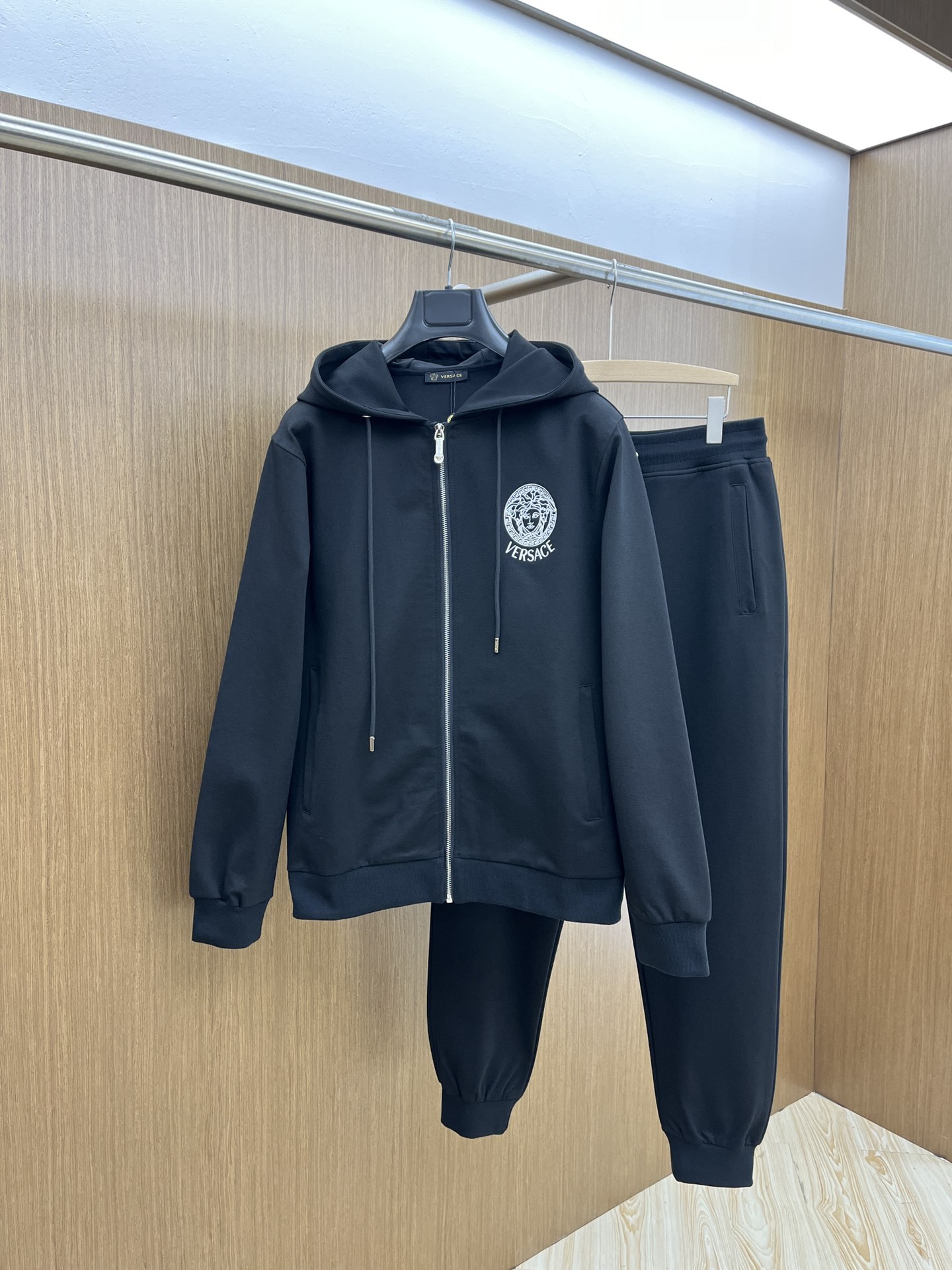 NO:123155,/Set Exclusively available in Ver, high-end exclusive customized model, new autumn and winter counters, same casual set, breathable, comfortable and casual!  Full of high-end feeling!  The details are exquisite and high-end, and the workmanship is impeccable!  The original high-end fabric looks high-end!  The fabric is crisp, wrinkle-resistant, wear-resistant, warm, neat and stylish. This autumn and winter, everyone must buy a set. You must be handsome and handsome. You are a very recommended model for your family!  A02 counter size 48-56/M-3XL, alexander wang19860909/套 Ver独家专供 高端独家定制款 秋冬新款专柜同款休闲套装,透气舒适休闲！高级感满满！细节精致高档,做工无可挑剔！原版高端面料很显高级！面料挺括抗皱耐磨,保暖利落有型 这个秋冬每人必须入手一套 穿上必须是醉帅气的 醉nice的 咋们家特别推荐款！A02专柜尺码48-56/M-3XL,,alexander wang,Men's clothing