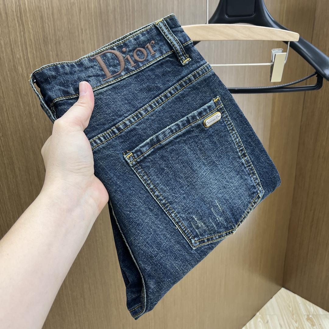 NO:121301,New CD high-end customization, 25ss spring and summer latest original jeans are released simultaneously on the counter. Original custom reproduction. Customer-supplied hardware and accessories. Original quality. Imported denim fabric heavy-working washing. Fine workmanship and excellent upper body!  Preferred single product FC SIZE:29-36 The next day, jeans,alexander wang19860909新款 CD 高端定制、25ss春夏最新款原牛仔裤 柜台同步发售 原版定制复刻 客供五金辅料 原单品质 进口牛仔面料重工洗水 做工走线精细 上身绝佳！优选单品FC SIZE:29-36 隔天,,jeans,alexander wang,Men's clothing