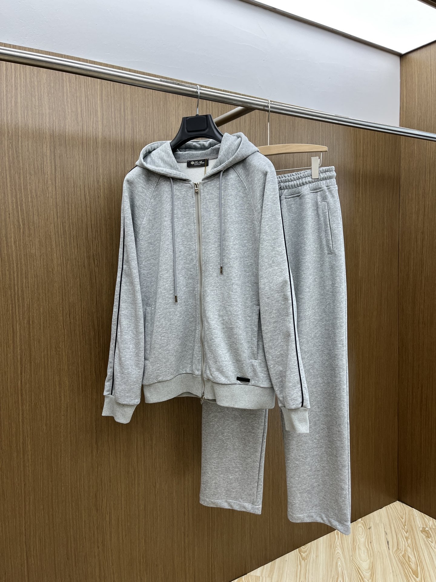 NO:121284,New style/set LP exclusively available, high-end exclusive customized model, new autumn and winter style counters same casual set, breathable, comfortable and casual!  Full of high-end feeling!  The details are exquisite and high-end, and the workmanship is impeccable!  The original high-end fabric looks high-end!  The fabric is crisp, wrinkle-resistant, wear-resistant, warm, neat and stylish. This autumn and winter, everyone must buy a set. You must be handsome and handsome. You are a very recommended model for your family!  A02 counter size 48-56/M-3XL, loro piano, alexander wang19860909新款 /套 LP独家专供 高端独家定制款 秋冬新款专柜同款休闲套装,透气舒适休闲！高级感满满！细节精致高档,做工无可挑剔！原版高端面料很显高级！面料挺括抗皱耐磨,保暖利落有型 这个秋冬每人必须入手一套 穿上必须是醉帅气的 醉nice的 咋们家特别推荐款！A02专柜尺码48-56/M-3XL,,loro piana,alexander wang,Men's clothing